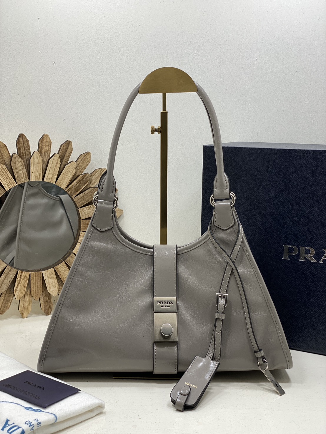 TOP ORI หนังแท้ | เกรดดีสุด PRADA Medium leather tote bag / pradahobo กระเป๋าสะพายทรงโฮโบ คลาสสิคหนังเงาสวยหรูดูแพง ใบใหญ่กำลังดี ดีไซน์ใหม่ล่าสุด ภายในโล่งกว้าง จุของได้สบายๆ