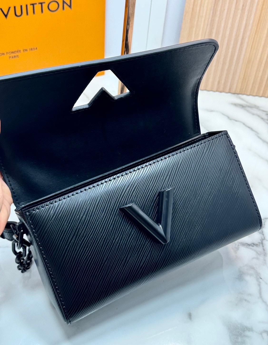 ORI หนังแท้ | LV Twist West Bag กระเป๋าสะพายหนัง Epi ลายเกรน สุดคลาสสิกมาดีไซน์ใหม่ในรูปทรงยาวเผยลุคมีระดับเหนือกาลเวลา ความหรูหราเข้ากับสตรีตสไตล์