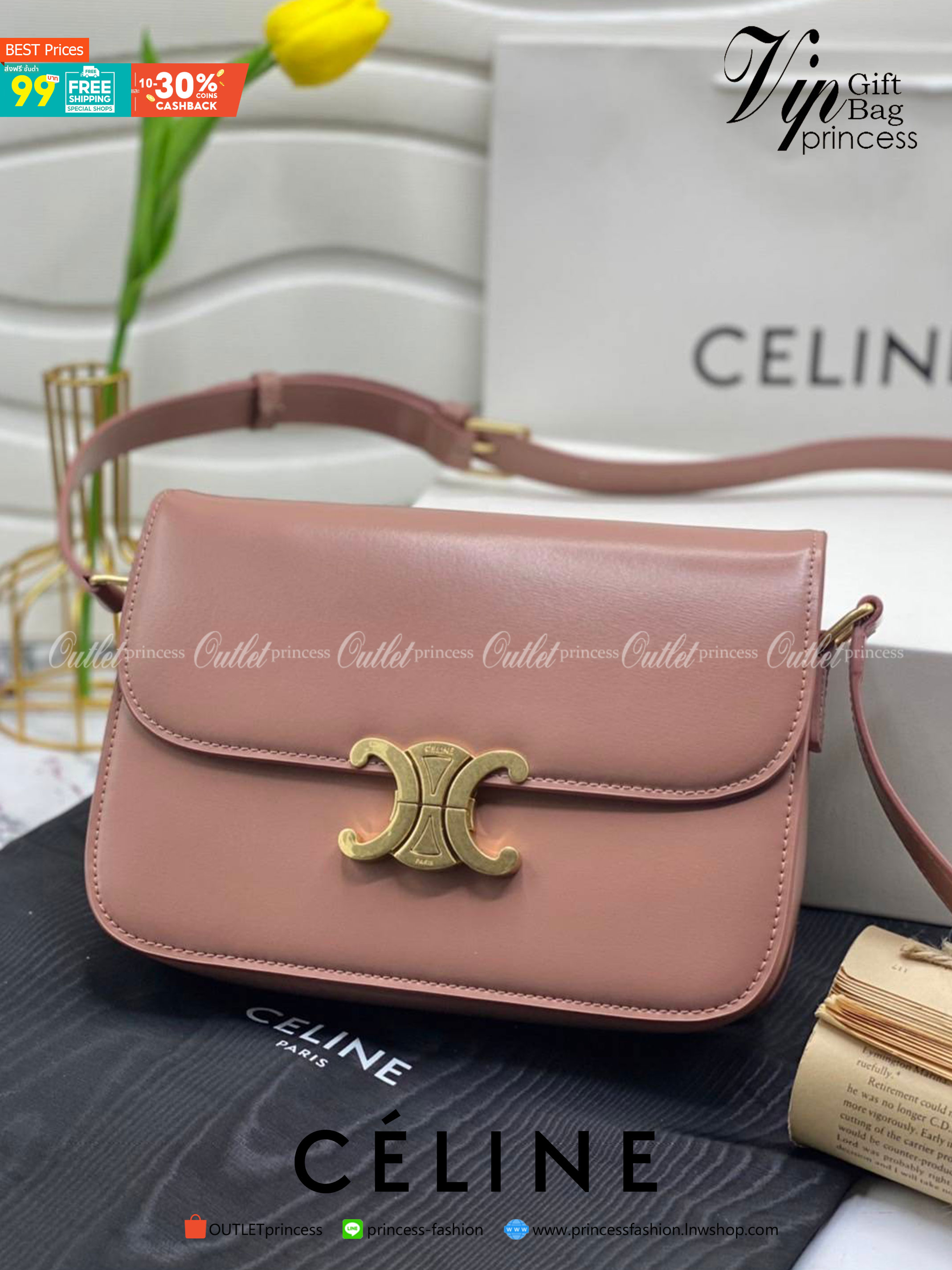 หนังแท้ CELINE TRIOMPHE CROSSBODY BAG ดีไซน์ยอดนิยมสไตล์สาว LISA ทรงสี่เหลี่ยมหนังสวยหรูอยู่ทรงเปิดปิดด้วยฝาปิดโลโก้แบรนด์อะไหล่ทอง ภายในมีช่องหลัก ช่องย่อย และช่องซิป สามารถใส่มือถือของใช้จุกจิกได้เยอะ มาพร้อมสายสะพายหนังยาวปรับระดับได้ จะสะพายไหล่ CROSS