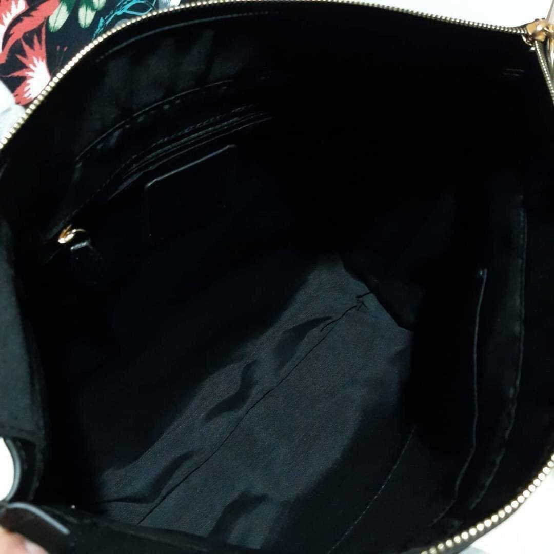 COACH 2319 MAY TOTE IN COLORBLOCK SIGNATURE CANVAS กระเป๋าโท้ท ดีไซน์ใหม่ล่าสุด!! 💕💕 เก๋ตรงปากกระเป๋า คล้ายกระเป๋าซ้อนในตัว สีตัดกับตัวกระเป๋าได้อย่างลงตัว ทรงสวย ใบใหญ่ใส่ของได้เยอะ เปิด-ปิดด้วยซิป รูดใช้งานง่าย ภายในโล่งกว้าง ด้านหลังมีช