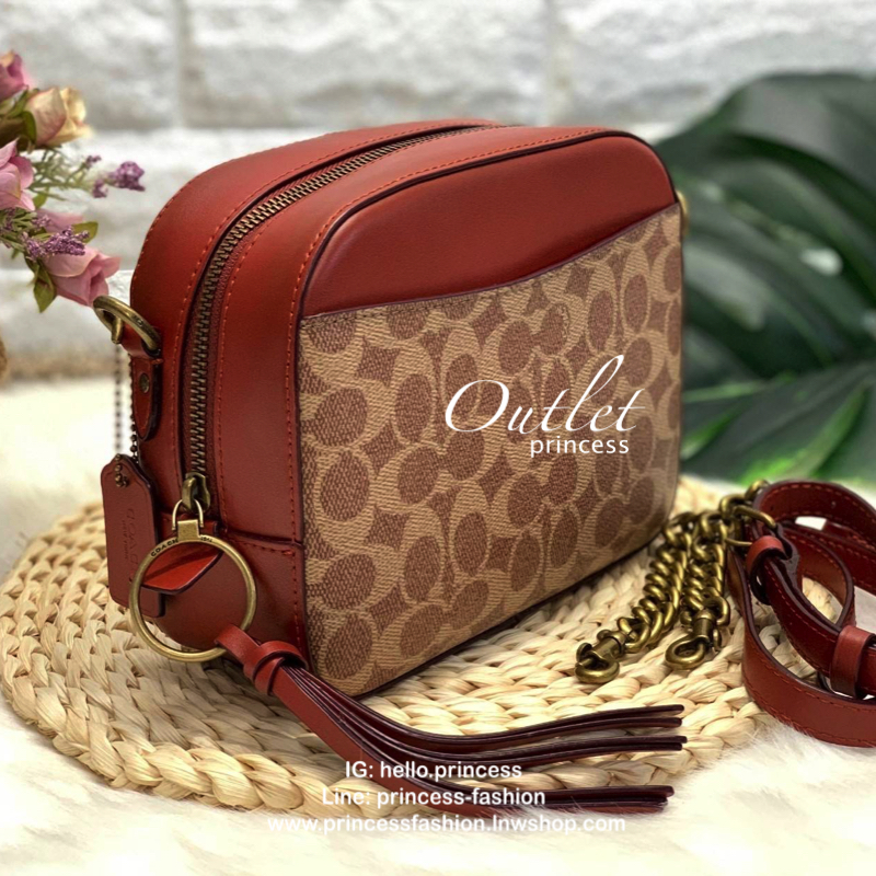 COACH CROSSBODY BOX BAG กระเป๋าสะพายข้าง crossbody วัสดุหนัง pvc. หนังนิ่ม คุณภาพดี ลาย signature brand ตัดขอบหนัง ด้านหน้า/ หลังมีช่องเเล็ก เปิดปิดกระเป๋าแบบซิป ภายในกว้าง ใส่ wallet ขนาดกลาง มือถือได้ทุกรุ่น และของใช้จุกจิกได้ พร้อมสายสะพายแบบโซ่ต่อหนัง