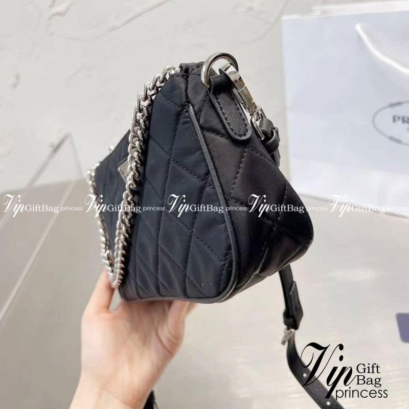 PRADA Tessuto Nylon Quilted Convertible Top Handle Sling Bag / PRADA Nylon Shoulder Bag กระเป๋าสะพายรุ่น Every Day Look ได้เลยค่ะ รุ่นแนะนำ วัสดุเป็น Nylon เนื้อดี บุเดินเส้นลายตารางดีไซน์ยอดนิยม ขนาดกำลังดี น้ำหนักเบา ด้านหน้าประดับโลโก้แบรนด์อะไหล่เงินส