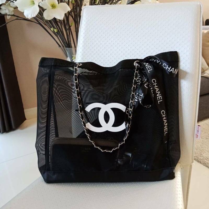SETคู่สุดคุ้มมม ซื้อ1ได้ถึง2 !!! Chanel Shopping Ribbin bag With Chain With + Cosmetic Pouch กระเป๋าสะพายใบใหญ่ทรง Shopping พร้อมกระเป๋าใส่เครื่องสำอางค์ ใบเล็ก จากงานพรีเมี่ยมกิ้ฟของแท้นำเข้าจาก Chanel Perfume Counter ใบใหญ่วัสดุ Nylon โปร่ง **อะไหล่เงิน