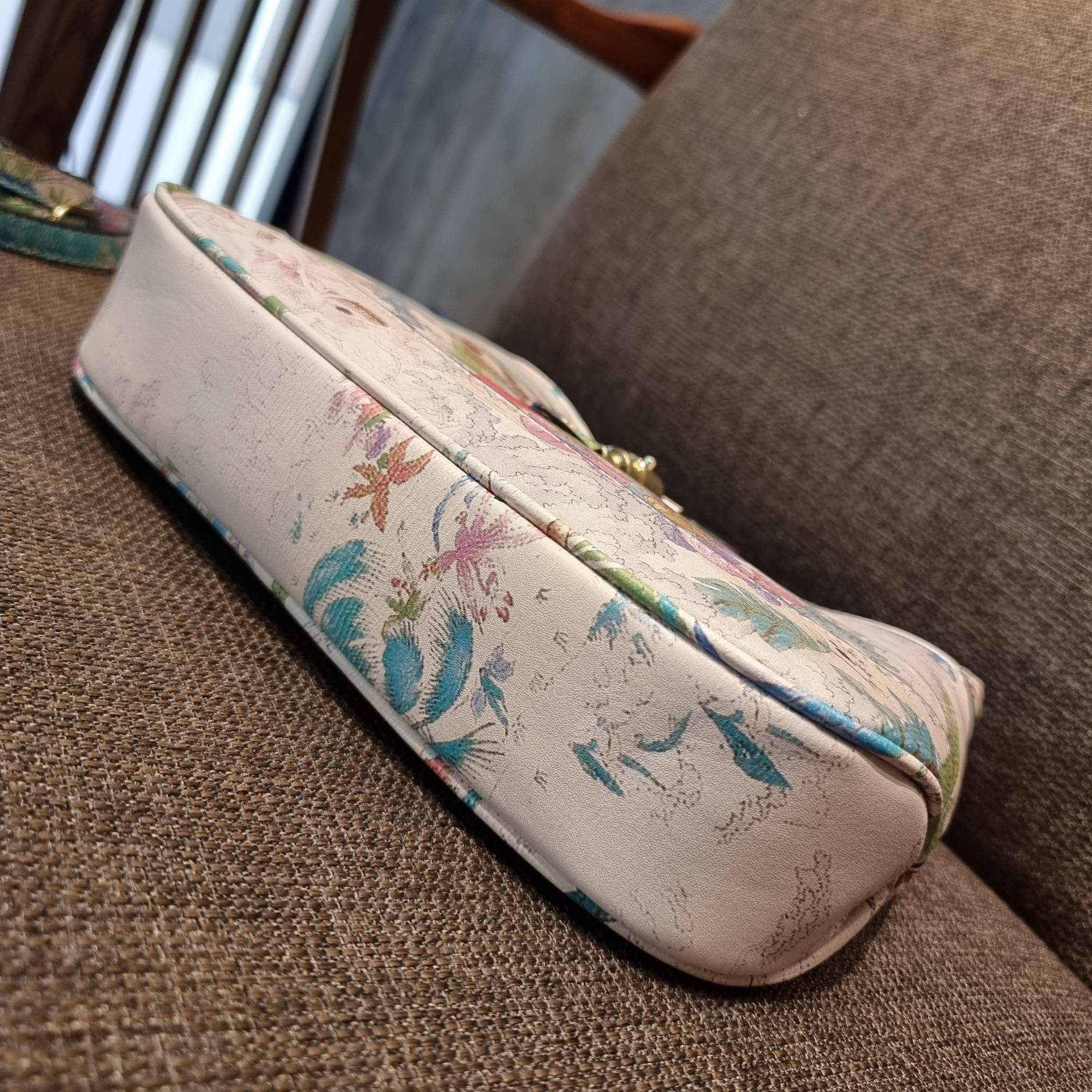 GUCCI SHOULDER BAG โปรเจคฉลองปีเสือ ปังฉุดไม่อยู่!! คอลเลคชั่นยอดฮิต GC multi bag ไซส์ใหญ่น่าสะพาย ดีไซน์ลวดลายชิคมากๆ!! โดดเด่นไม่ซ้ำใคร กับกระเป๋าสะพายวีไอพี พรีเมี้ยมกิ๊ฟที่จะทำให้หลงรักกันไปแบบสุดๆ มีดีเทลแฝงความหรูในตัว วัสดุหนังสังเคราะห์พรินท์ลายคม