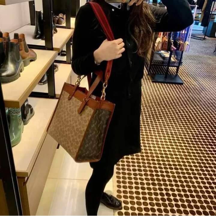 COACH C0776 FIELD TOTE WITH HORSE AND CARRIAGE PRINT คอลเลคชั่นสุดคลาสสิค สวยหรูดูแพง กระเป๋าทรงโท้ท ไซส์ใหญ่จุคุ้ม ฟังก์ชั่นการใช้งานสะดวกที่สุด มีทั้งสายคล้องแขนในตัว และสายครอสบอดี้ วัสดุหนังแคนวาสเคลือบลายสลับหนังแท้ ปากกระเป๋ามีกระดุมแม่เหล็กไว้ปิดกั