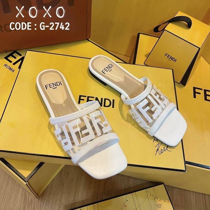 FENDI SANDALS แตะ ชนช้อป สวย แปะมาก แมทส์ชุดง่าย วัสดุด้านบนคาดพลาสติก สกีนแบรนด์