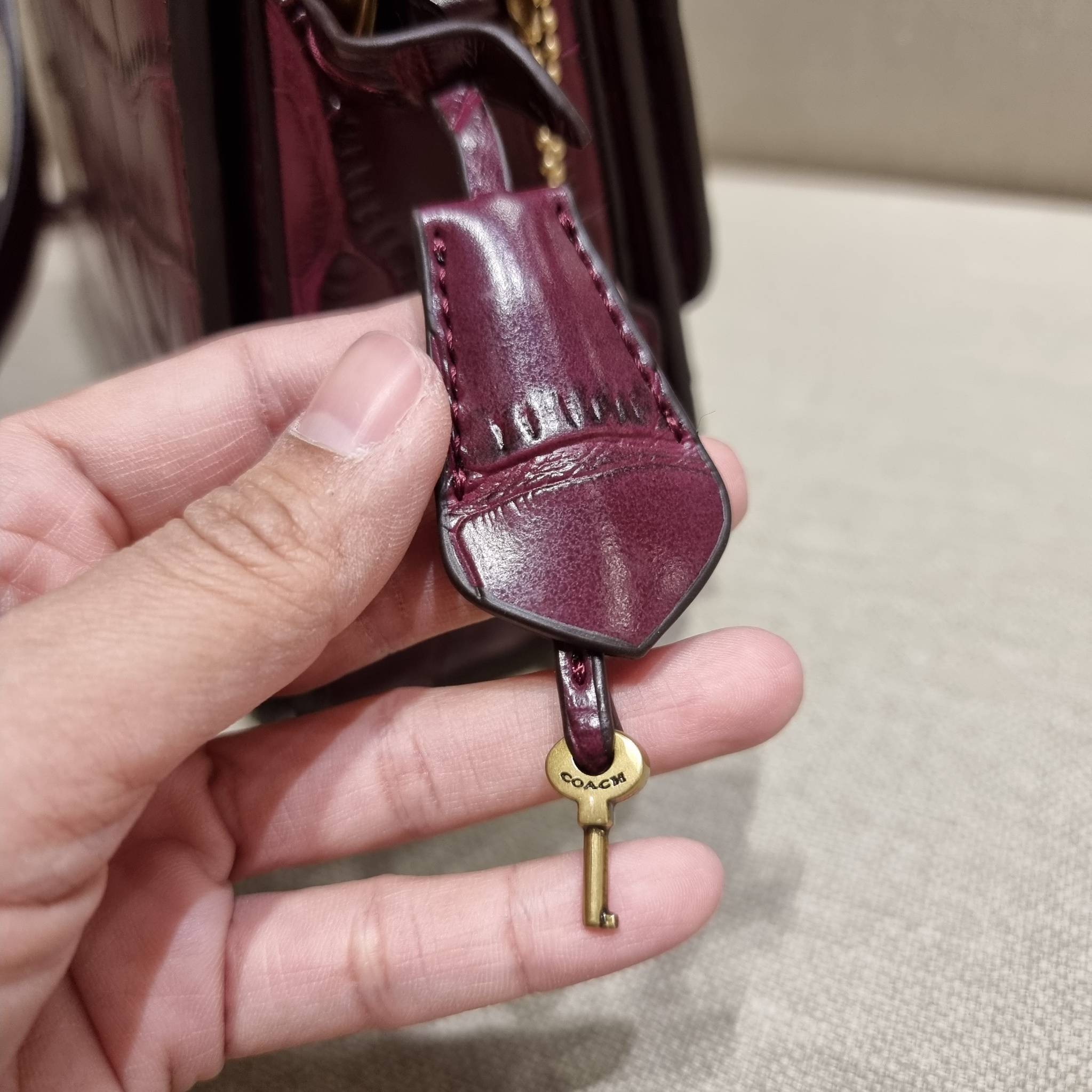 OUTLET 】COACH STUDIO SHOULDER BAG IN SIGNATURE CANVAS (C6639 C6640) สีใหม่รับความเฮง กับคอลเลคชั่นใหม่สุดอีกหนึ่ง!! มาแบบเลิศๆหรูๆมากแม่ กระเป๋าสะพายข้างลุคไฮน์ ที่ดีไซน์ออกมาได้ปัง และดูแพงมากๆ ด้วยดีเทลคลาสสิคผสานความเป็นเอกลักษณ์ เรียบง่ายแต่แฝงความมีด