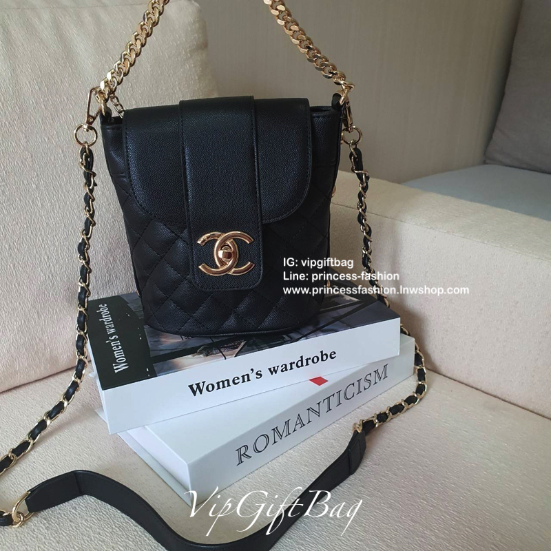 รุ่นใหม่ล่าสุด ตามคำเรียกร้อง!! **สวยหรูคลาสสิค CHANEL VIP GIFT CROSSBODY BAG งาน CHANEL VIP GIFT ของแท้ 100% จากเคาเตอร์แบรนด์ CHANEL ทรงสวย ขนาดกำลังดี วัสดุหนัง CAVIER เปิดปิดด้วยกระดุมหน้าแบบบิดปลอดภัยหายห่วง ด้านในมีซิปอีกชั้น อะไหล่ทอง หัวซิปปั้มแบร
