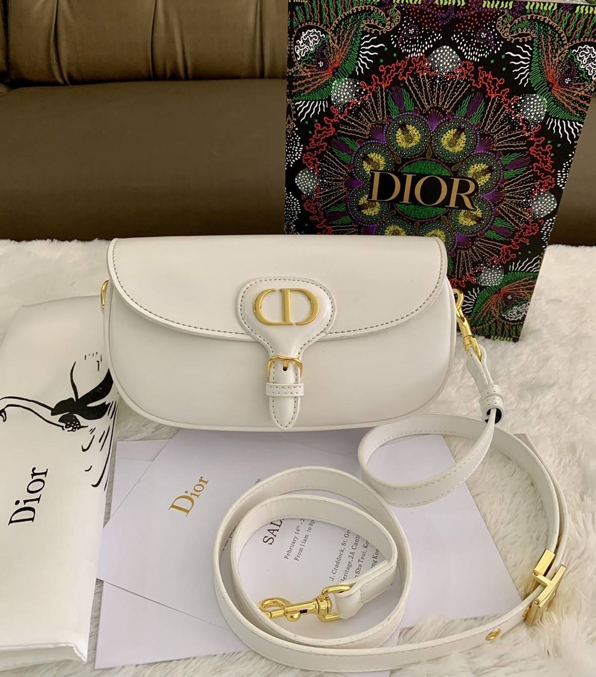 DIOR BOBBY EAST-WEST BAG (GWP) พรีเมี่ยมกิ้ฟ Limited Edition กระเป๋าสะพายขนาดกระทัดรัด น่ารักมากมาย วัสดุหนังแท้ (Calfskin) อะไหล่ทอง ตกแต่งด้านหน้ากระเป๋าแบบหัวเข็มขัด ประดับโลโก้ CD ด้านหลังสกรีนตัวอักษร "30 MONTAIGNE" มีช่องสำหรับเก็บของหนึ่ง