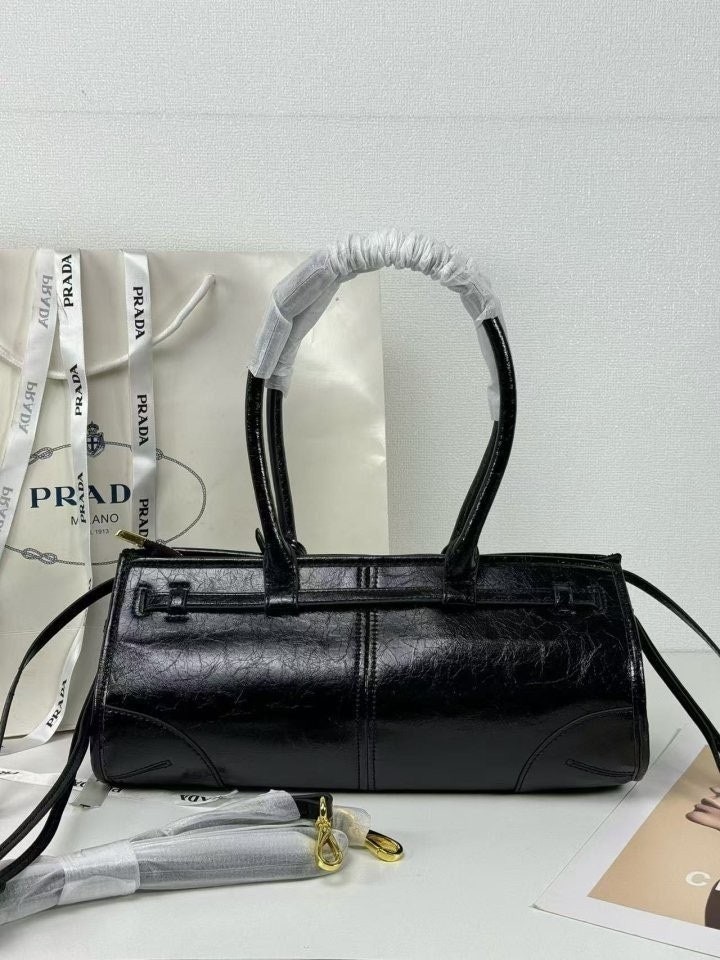 PRADA Leather Bonnie Top-Handle Bag กระเป๋าถือ/สะพายไหล่สุดชิค งานหนังยับสวยเก๋ สวยเด่นเป็นเอกลักษณ์ ดีไซน์คาดหน้าสุดเท่ หูจับยาวในตัวง่ายสะดวกพกพา