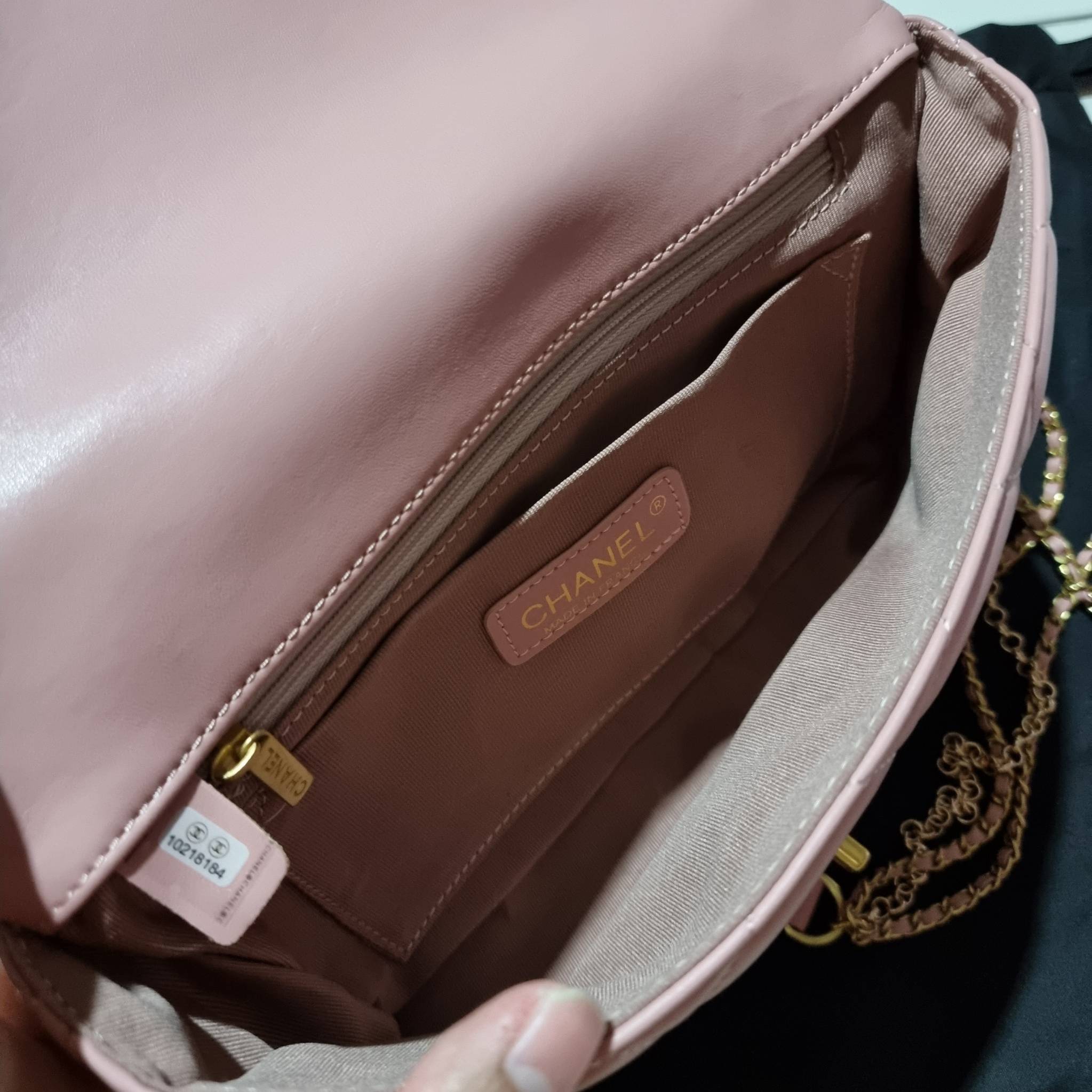 VIP 】สวยหรูพร้อมเสิร์ฟ!! กับไอเท็มสุดเลิฟจาก Chanel กระเป๋าสะพายที่สุดของความคุ้มค่า วัสดุหนังแกะนิ่มเต็มใบ เปิด-ปิดกระเป๋าด้วยตัวบิดล็อค ภายในกระเป๋าบุผ้าสวยหรู มีช่องโล่งกว้างจุของได้สบาย ใส่โทรศัพท์ กระเป๋าสตางค์ได้ มีช่องซิป 1 ช่อง ช่องย่อย 1 ช่อง ดีเ