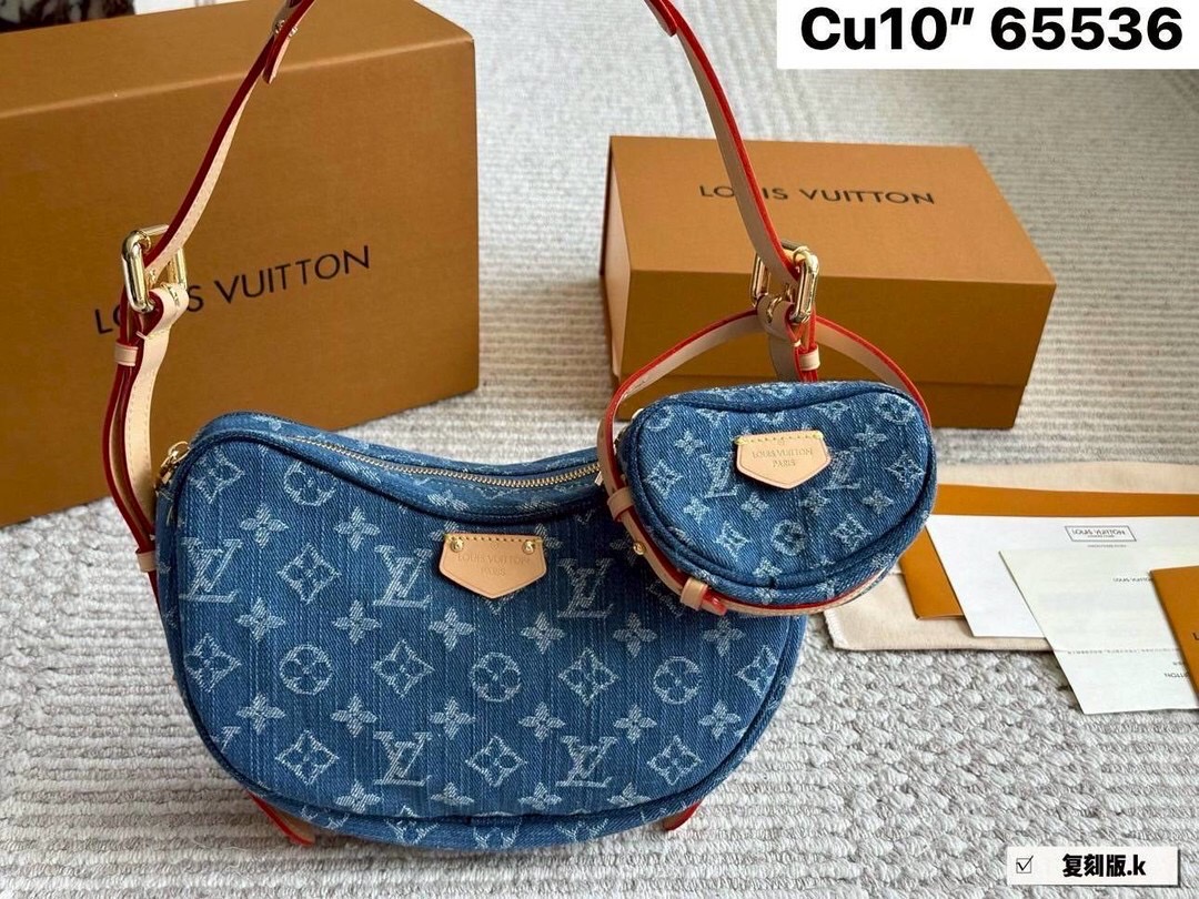 LV Croissant MM Monogram Denim Bag Washed Blue กระเป๋าทรงโค้งมนคล้ายครัวซองต์ สวยชิคฉ่ำก่อนใคร ด้วยดีไซน์สุดเก๋แบบทำถึง เพิ่มดีเทลน่าใช้ด้วยใบลูก ที่แยกออกมาใช้ได้