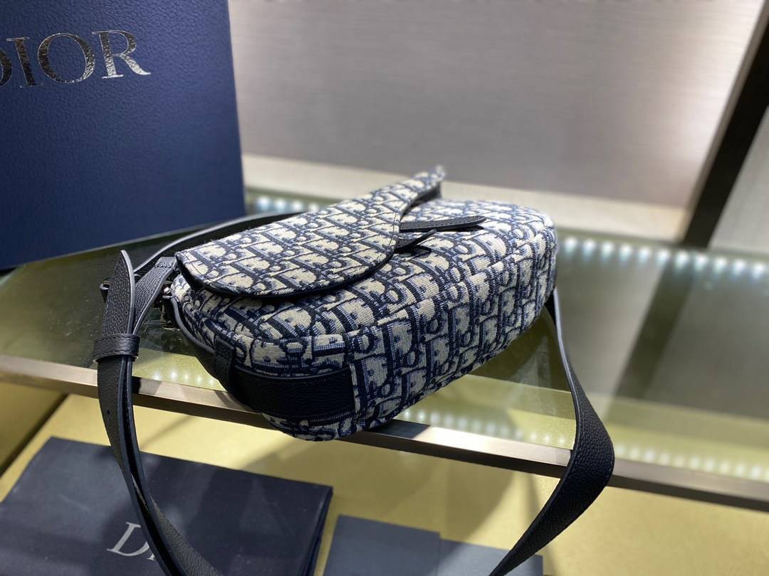 หนังแท้ DIOR MINI SADDLE SOFT BAG Beige and Black Dior Oblique Jacquard พร้อมส่งที่ไทย งานหนังแท้และผ้าแจ็คการ์ดออริจินอล ภาพสินค้าถ่ายจากงานขายจริง ใช้งานต่างประเทศได้