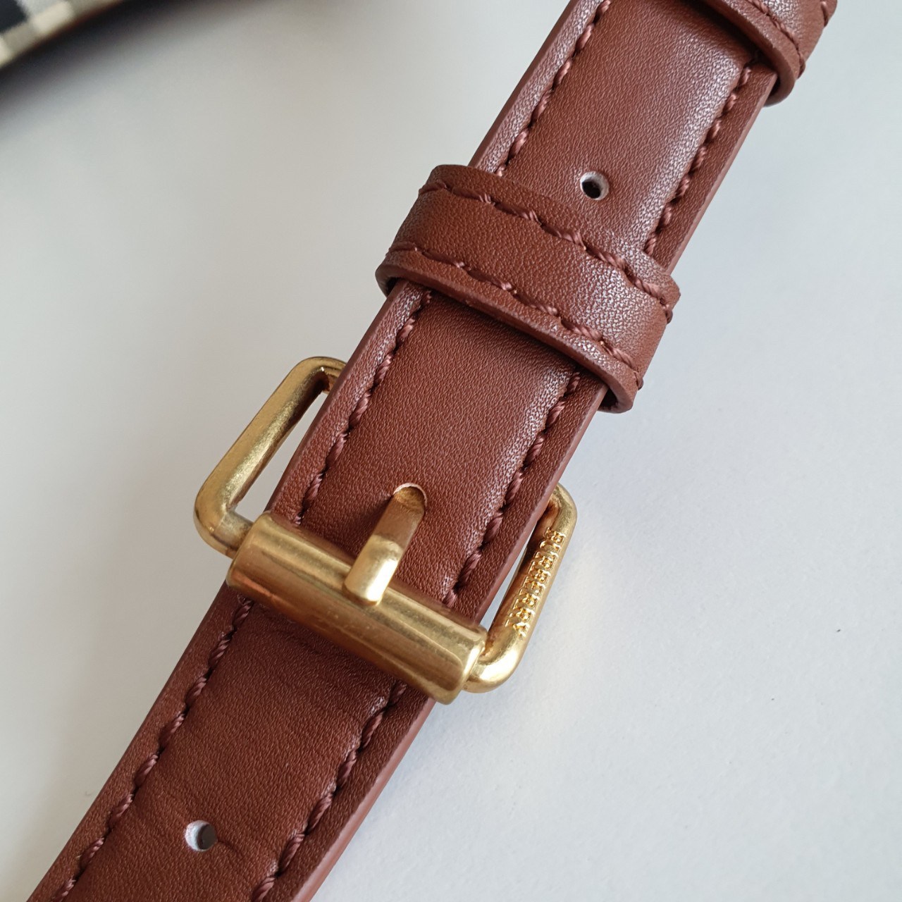 BURBERRY CROSSBODY VINTAGE BAG VIP GIFT WITH PURCHASE (GWP) พรีเมี่ยมกิ๊ฟ Limited Edition จากBURBERRY วัสดุหนัง PVC สวยอยู่ทรง เปิดปิดด้วยฝาปิดกระดุมแม่เหล็ก ภายในมีช่องใส่ของแยกอีกช่อง สามารถใส่มือถือ iphone เงิน ของจุกจิกได้ สายสะพายหนังยาวปรับระดับได้ 