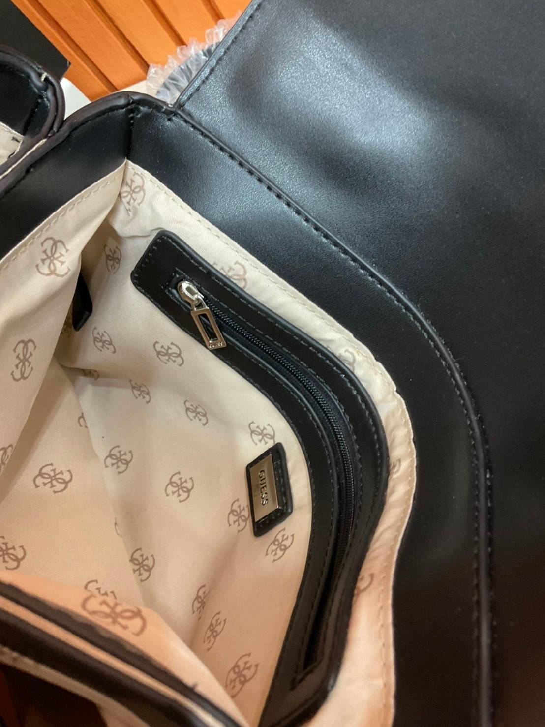 ของแท้ 💯% 】GUESS BLAKELY TOP HANDLE FLAP BAG กระเป๋สะพายรุ่นใหม่ล่าสุด รุ่นยอดนิยมสวยอยู่ทรง วัสดุหนังนิ่ม น้ำหนักเบา มีฐานกว้างตั้งอยู่ทรง ด้านหน้าประดับด้วยโลโก้แบรนด์สวยโดดเด่น