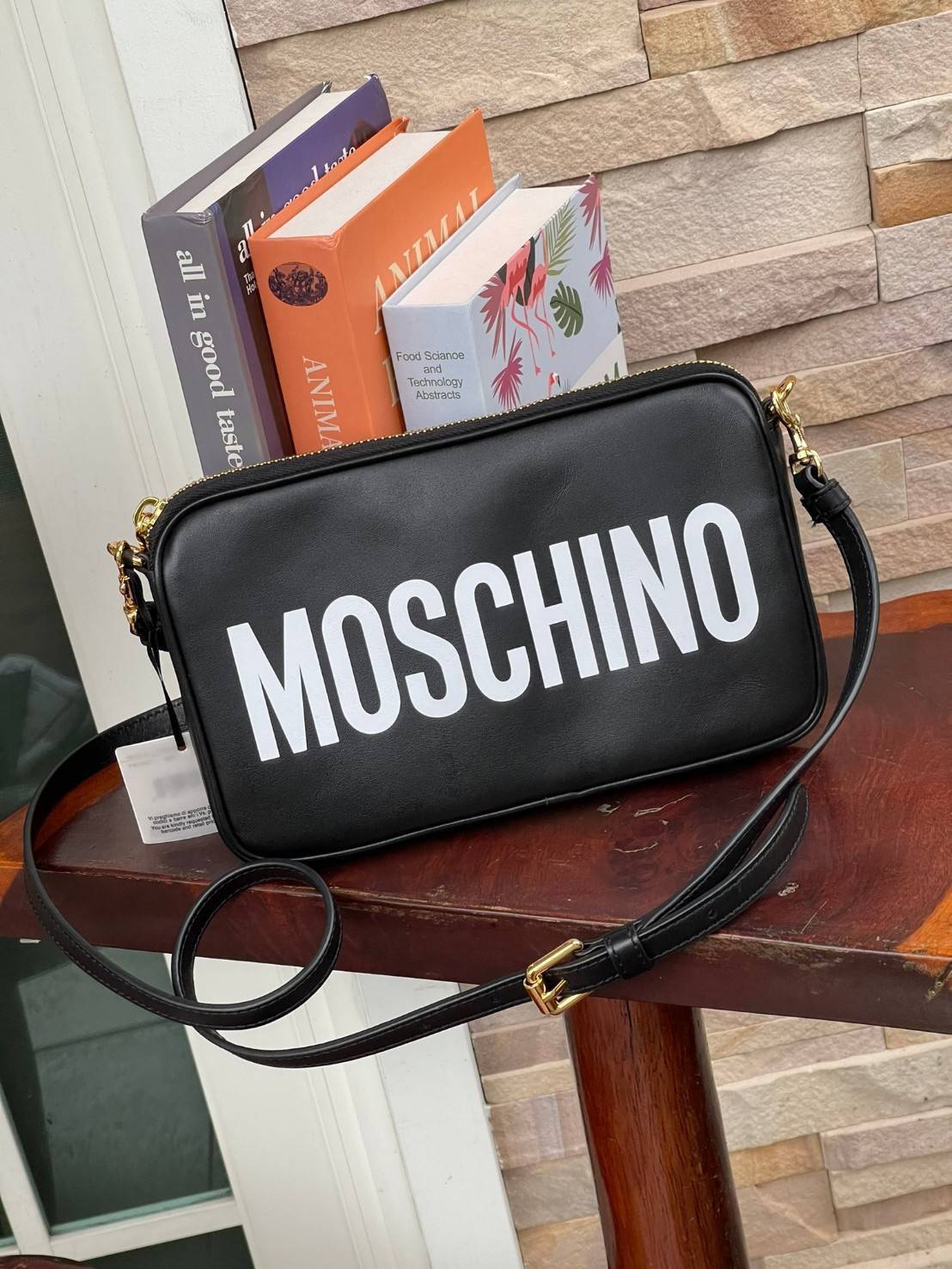 Moschino logo cross body bag แบรนด์ดังสุดแซบจากประเทศอิตาลี ดีไซน์เรียบง่ายด้วยหนังวัวแท้100%แต่ไม่ดูเว่อร์วังแบบออกงานจนเกินไป จึงสามารถสะพายไปเดินเล่นชิล ๆ วันหยุดหรือจะหิ้วไปออฟฟิศก็ยังได้ และความพิเศษของรุ่นนี้ก็คือ มีช่องสำหรับใส่บัตรเครดิตและช่องซิป