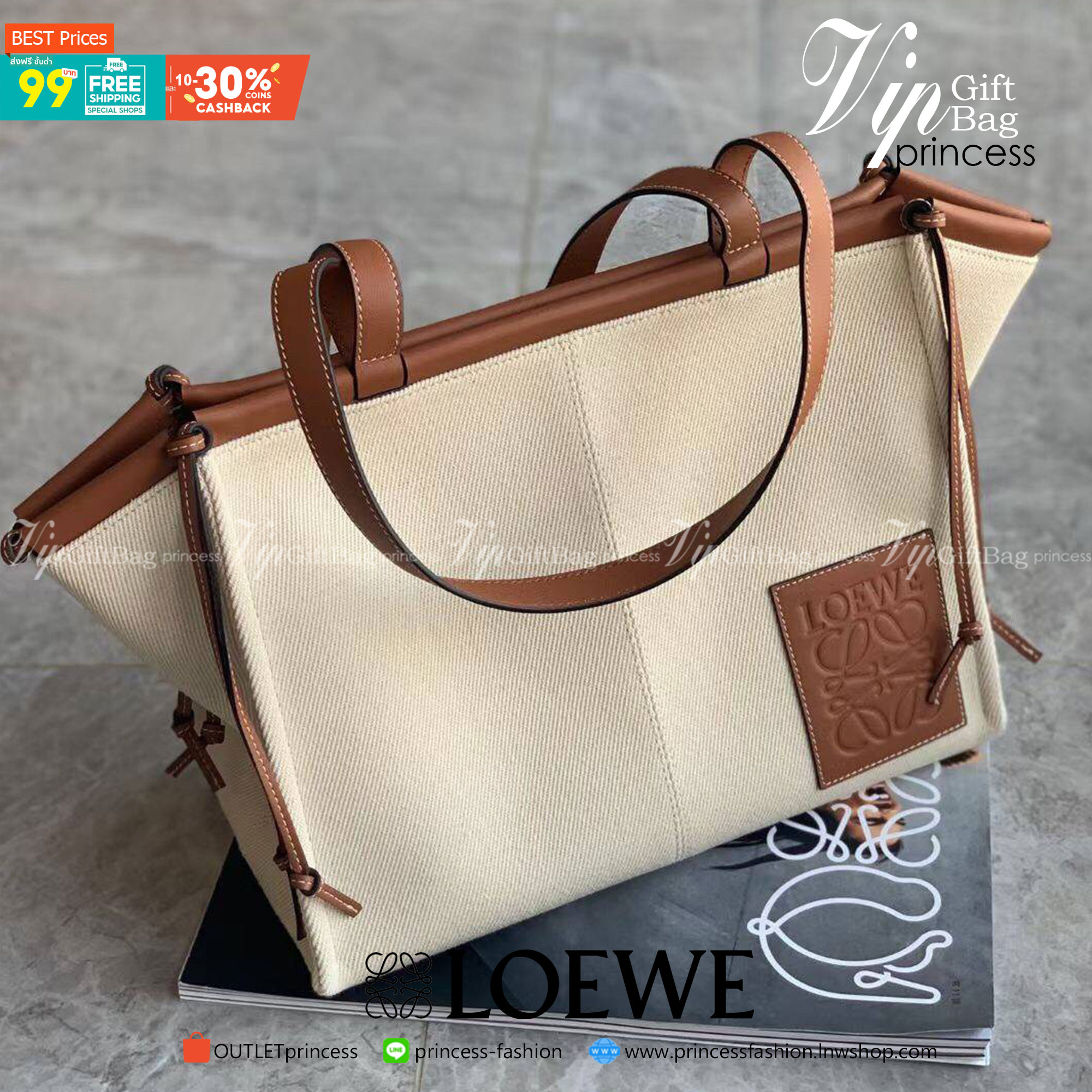พร้อมส่งที่ไทยแล้วกับ LOEWE CUSHION TOTE BAG VIP GIFT WITH PURCHASE-GWP พรีเมี่ยมกิ๊ฟ จาก LOEWE PERFUME DUTY FREE COUNTER ด้านหน้าปักหนังปั้มโลโก้แบรนด์สวยหรู ทรงใบใหญ่ สะพายไหล่ *จุของได้เยอะมาก สามารถใส่ NOTEBOOK IPAD ได้สบายค่ะ น้ำหนักกำลังดี มาพร้อมสา