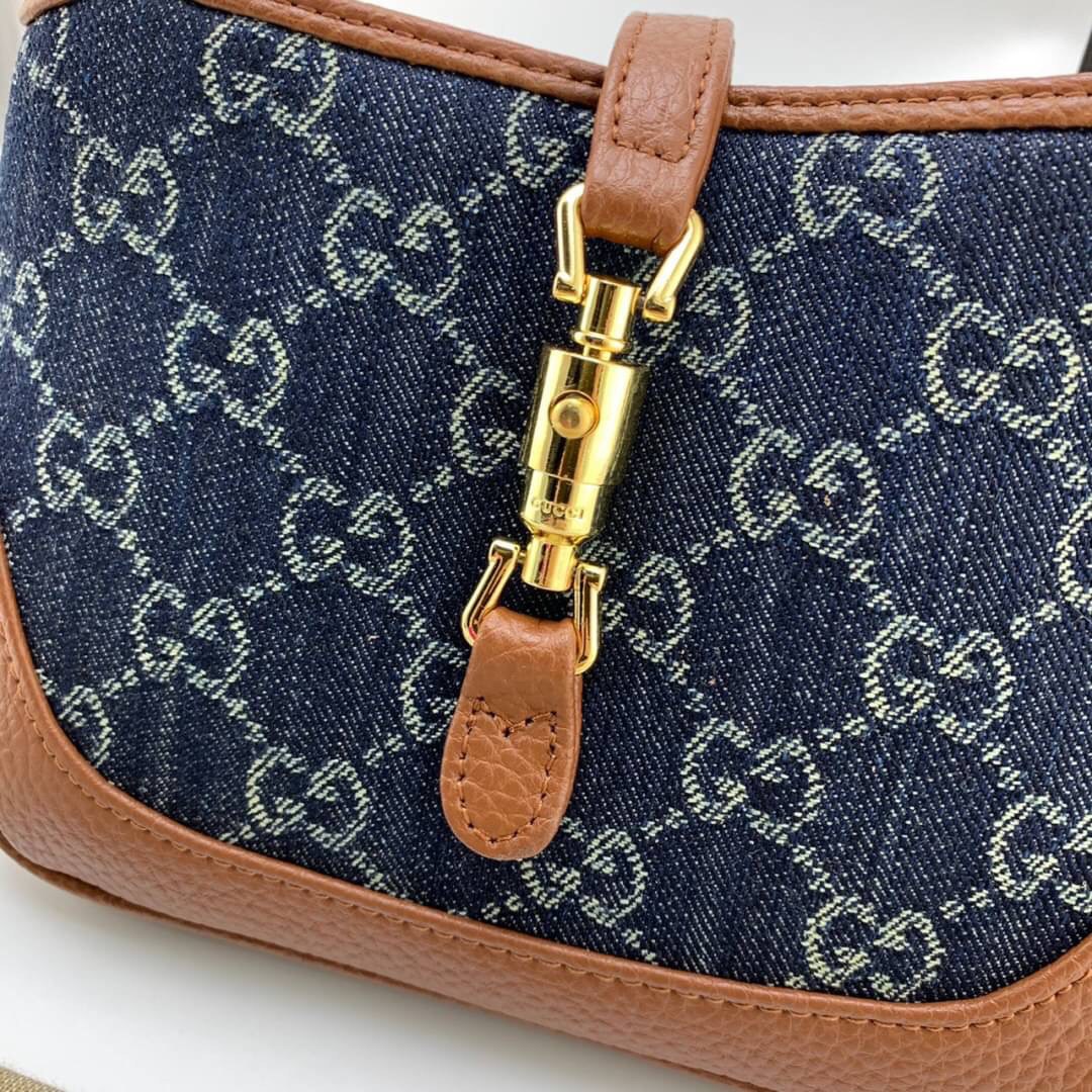 VIP GIFT 】หนังแท้ GUCCI Jackie 1961 mini shoulder bag กระเป่ารุ่นฮิตจาก Gucci ต้องบอกเลยว่าสำหรับสาวๆหลายคนนั้น ที่ชื่นชอบ หรือเป็นสาวกกลับแบรนด์อย่าง Gucci ต้องบอกเลยนะว่าสำหรับรุ่นนี้ห้ามพลาดไปทีเดียว บอกว่าได้เป็นตำนานควาวินเทจได้อย่างดี โดยขนาดของตัวก