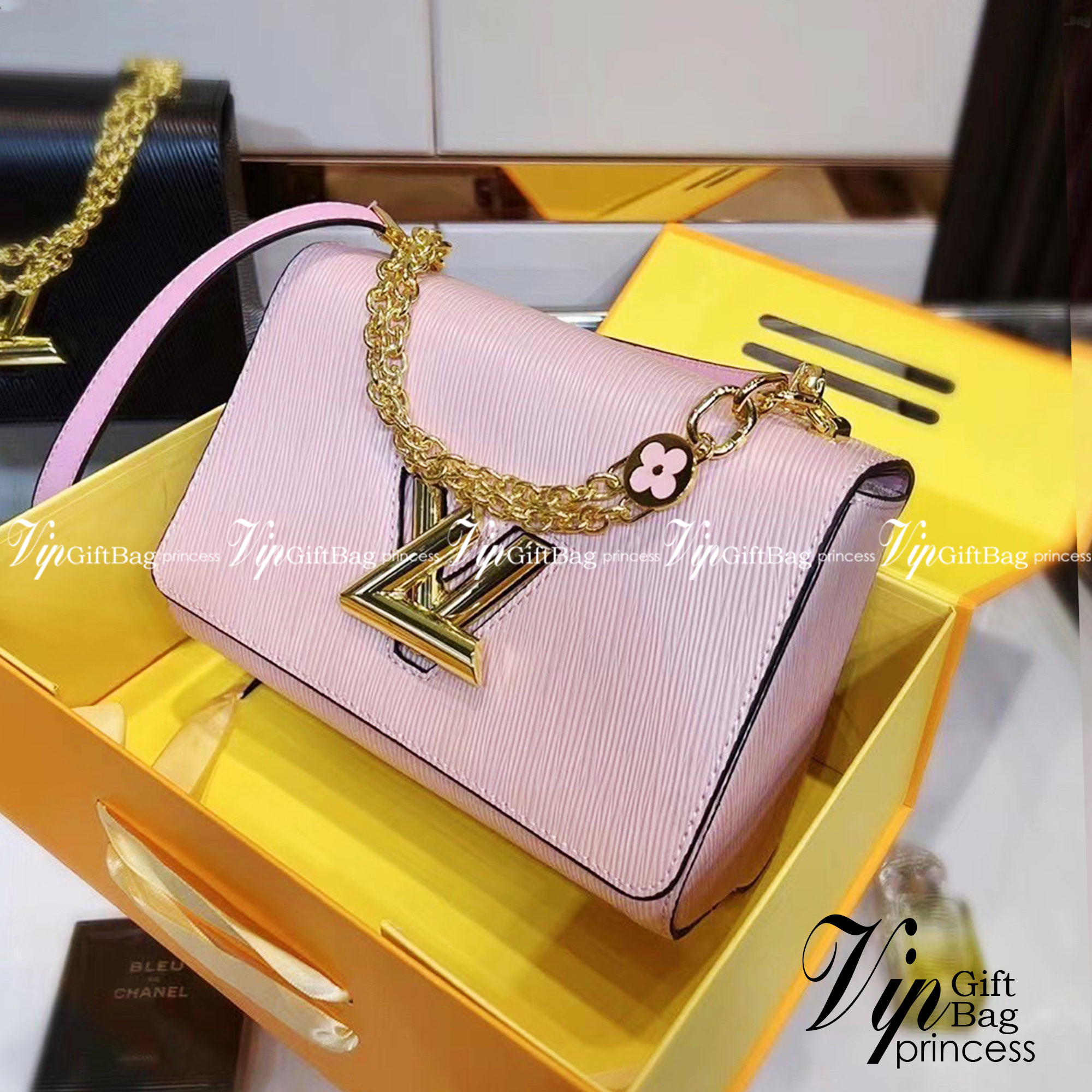 LOUIS VUITTON Twist MM Epi Leather Handbags / LV Twist MM หนัง Epi ลายเกรน ตัวล็อก LV Twist สีทองไอคอนิกช่วยเติมเต็มความสมบูรณ์แบบให้กับกระเป๋าได้อย่างลงตัว เหมาะสำหรับการใช้งานเป็น everyday bag หรือถือออกงานก็สวยเลยค่ะ