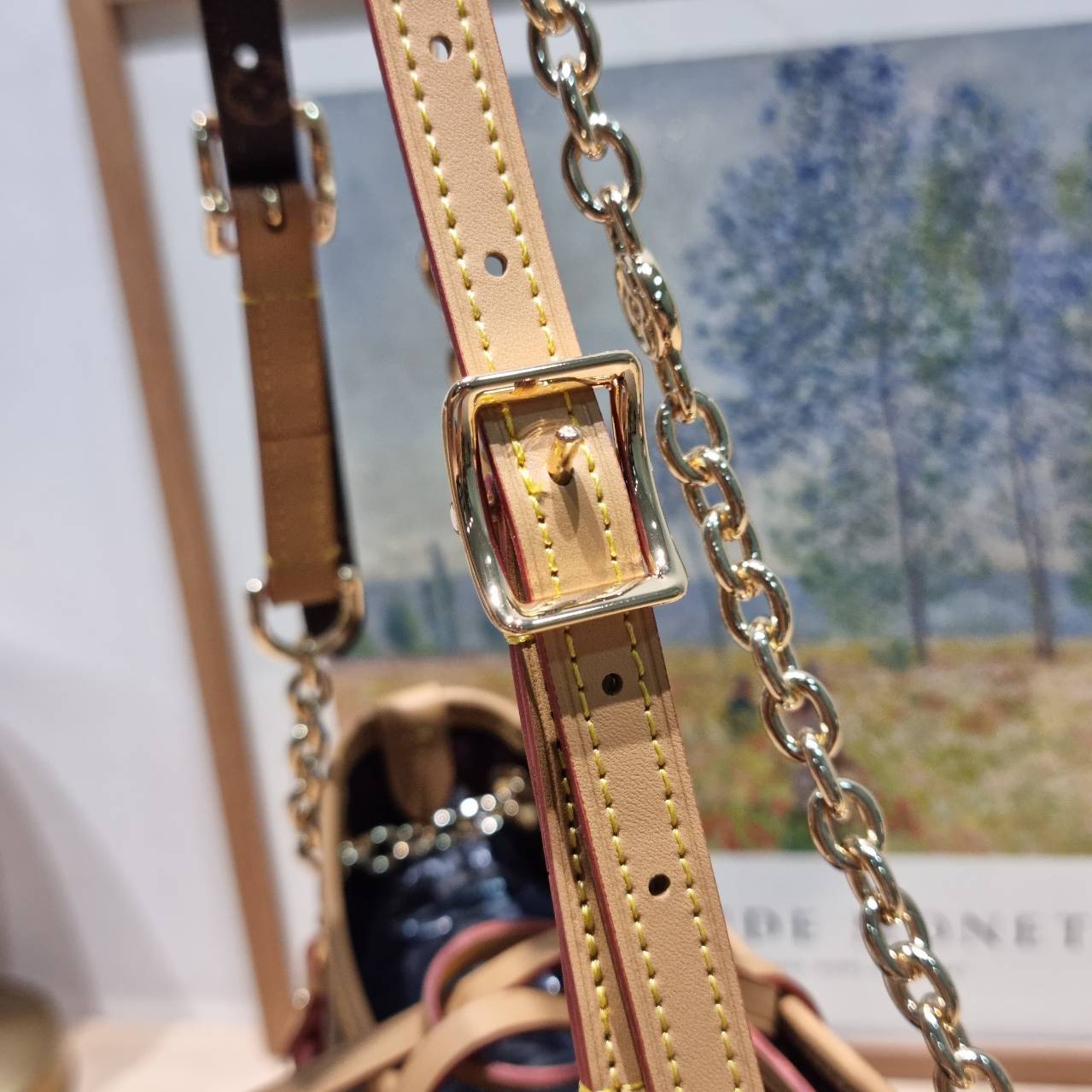 LV CARRYALL BB ใหม่ล่าสุด รุ่นลิมิเต็ดที่สาวๆตามหา จากเคาน์เตอร์ dutyfree ซึ่งเป็นดีไซน์ใหม่ 2025 กระเป๋าสะพายไหล่ทรงสวย ดีไซน์เรียบง่ายคลาสสิค หรู ดูผู้ดี รูปทรงใช้งานง่าย