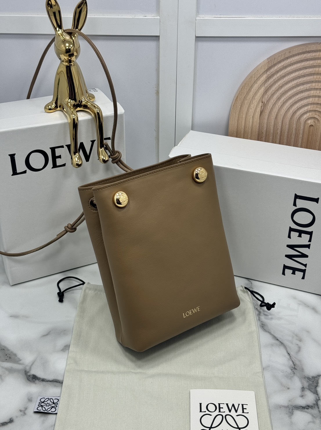 ORI หนังแท้ | LOEWE pebble pouch in smooth กระเป๋าทรงโท้ทดีไซน์คลาสสิค เรียบง่ายแต่ดูแพง มีระดับสุดๆ แต่งหมุดปั้มโลโก้แบรนด์สีทองสวยโดดเด่น เหมาะเป็นไอเท็ม everyday bag จริงๆ