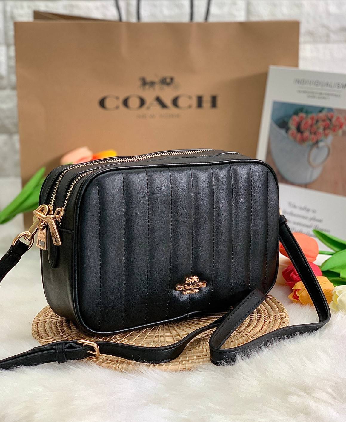 COACH C1569 JES CROSSBODY WITH LINEAR QUILTING ใหม่ล่าสุด!! กระเป๋าสะพายข้าง รุ่น 2 ซิป ใบใหญ่จุใจ ดีไซน์ใหม่ เพิ่มลูกเล่นให้ดูหรูหรายิ่งขึ้น วัสดุหนังสังเคราะห์บุเป็นลายเส้นสวยงาม เปิด-ปิดด้วยซิป 2 ช่องหลัก ใช้งานง่าย ทรงสวยมากๆรุ่นนี้ มาพร้อมสายสะพาย cr