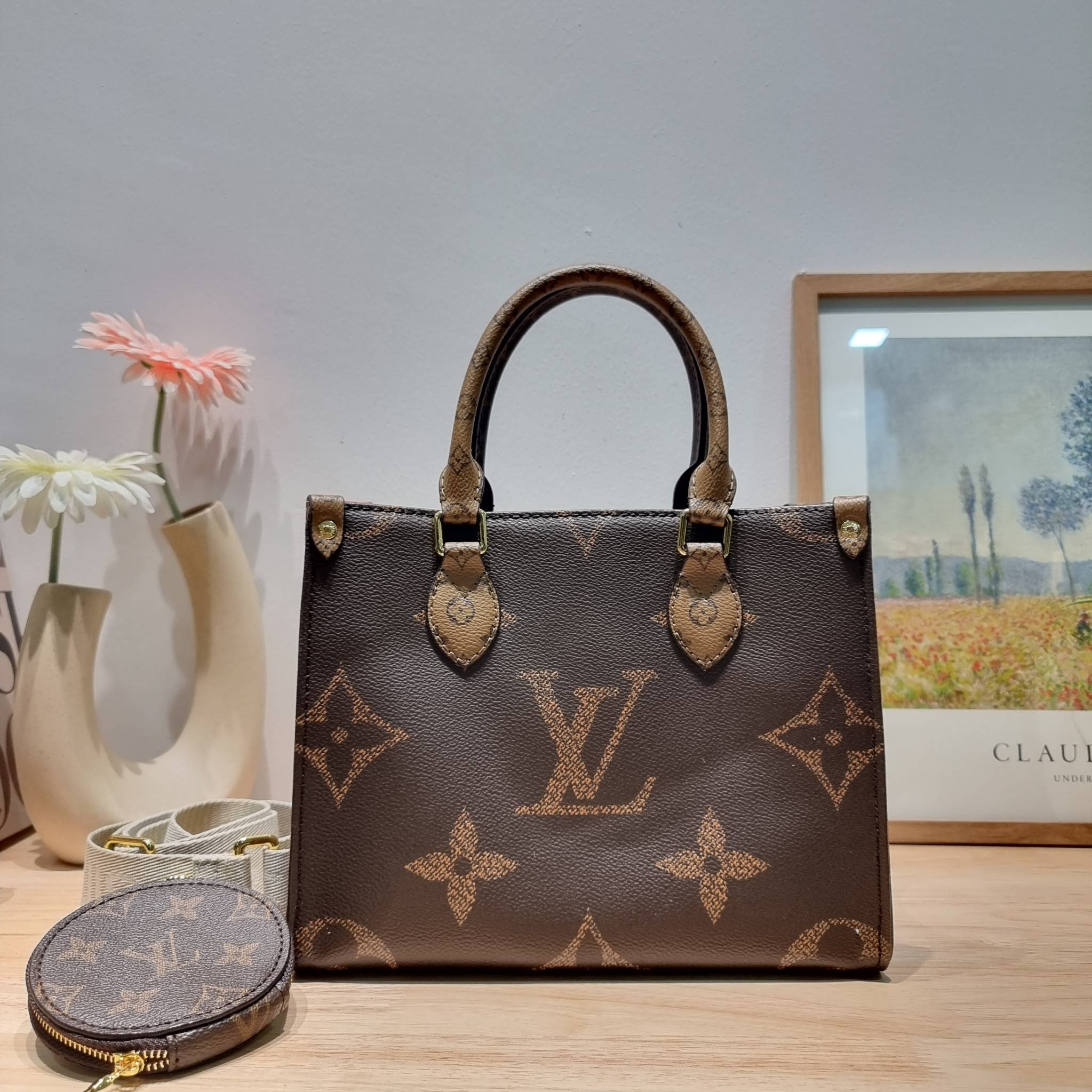 LV Onthego Small Bag กระเป๋าทรงโท้ทดีไซน์ใหม่ พร้อมสายสะพายสปอร์ตและใบลูก LV small tote with strap โทนสีคลาสสิคใช้งานง่าย ตอบโจทย์ได้ทุกลุค ทุกสไตล์