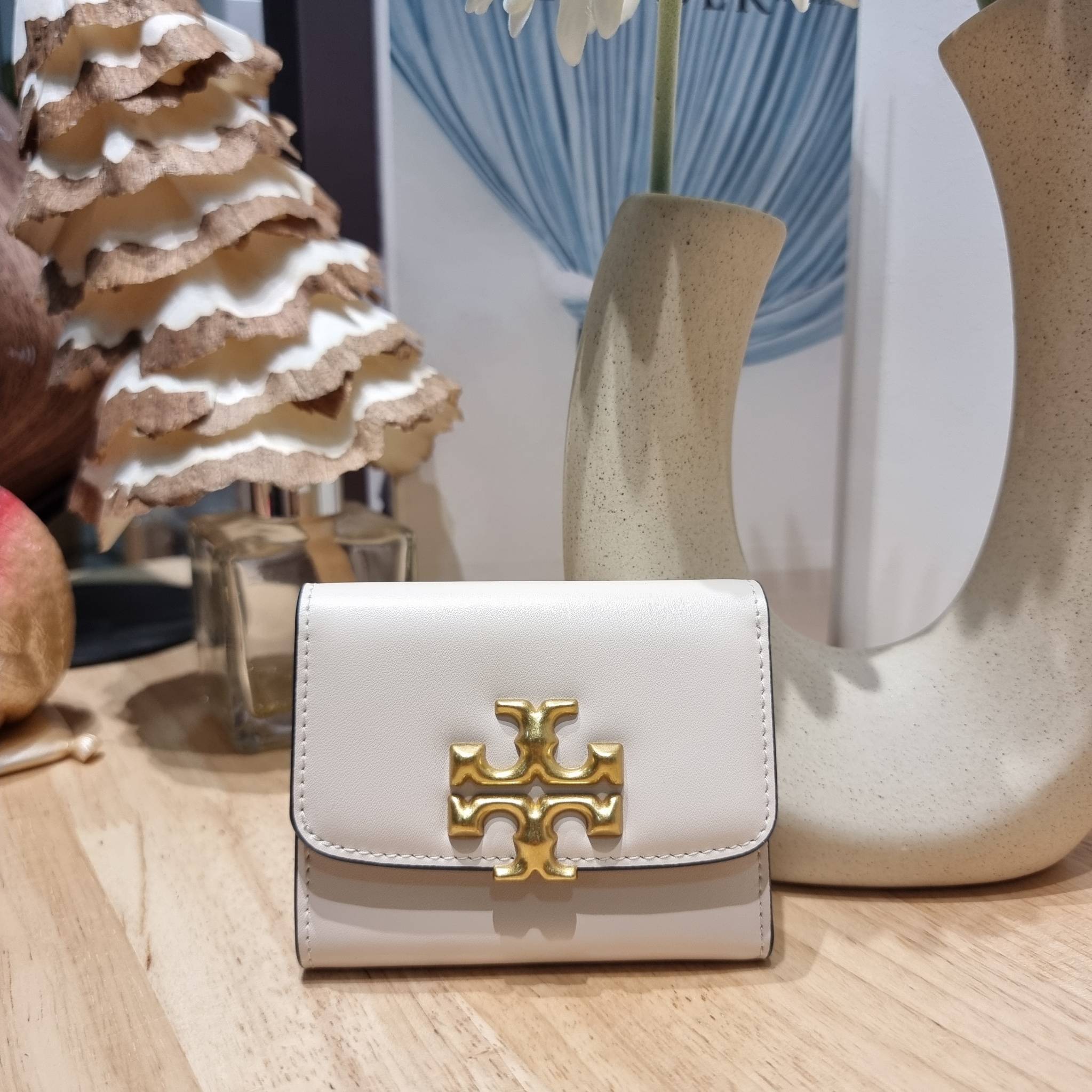 Tory wallet bag / TORY BURCH ELEANOR COMPACT WALLET กระเป๋าสตางค์ใบสั้นรุ่นขายดี แบบพับ ตัวมัมตัวแม่มากๆ ดูหรูหราทุกสี ดีไซน์คลาสสิค ขนาดกำลังพอเหมาะ โดดเด่นด้วยโลโก้สีทองดูแพง