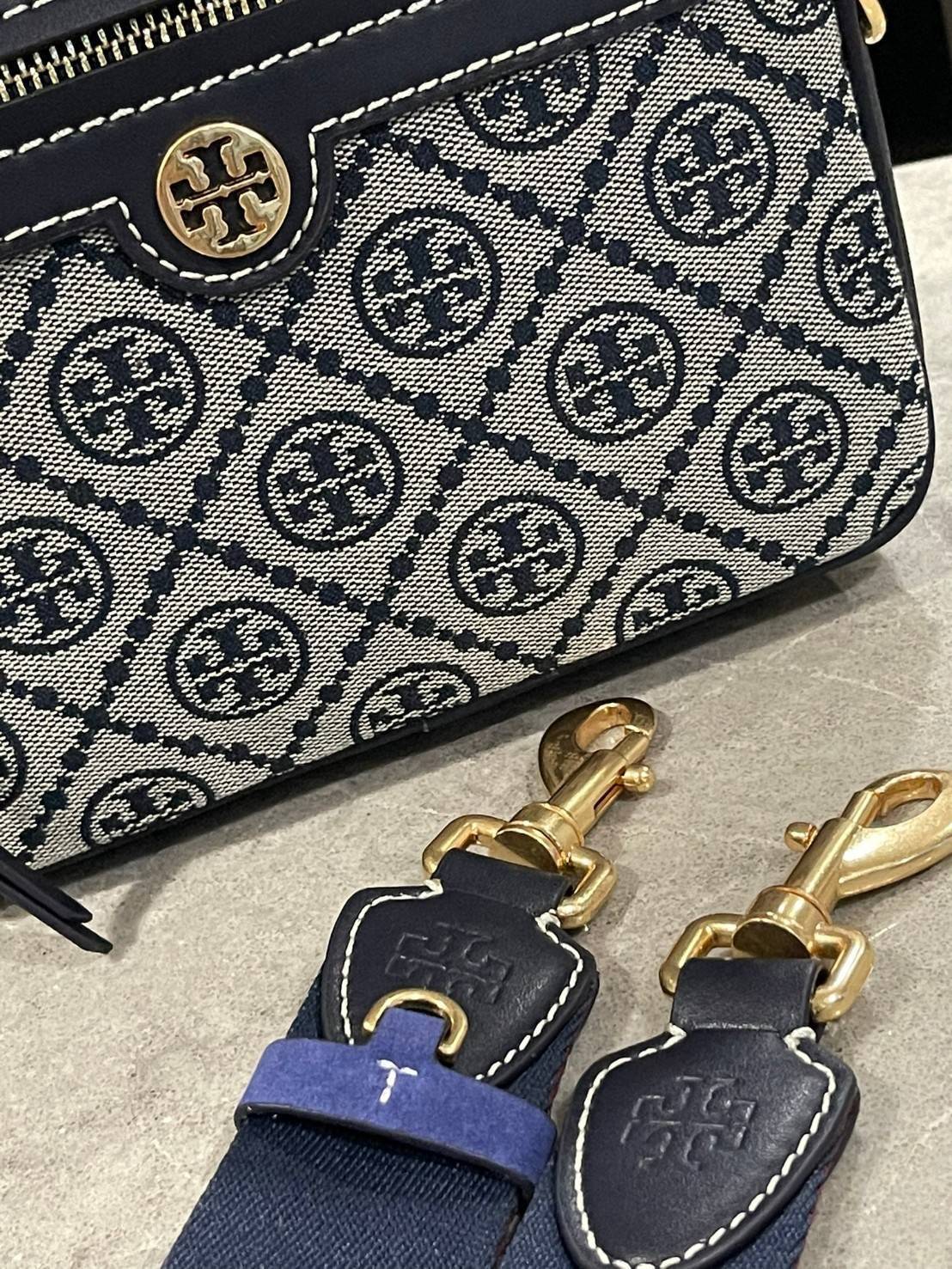 TORY BURCH T MONOGRAM JACQUARD CAMERA BAG การออกแบบที่เรียบง่าย แต่ยังคงความหรูหราเอาไว้ โดดเด่นด้วยลวดลาย T Monogram