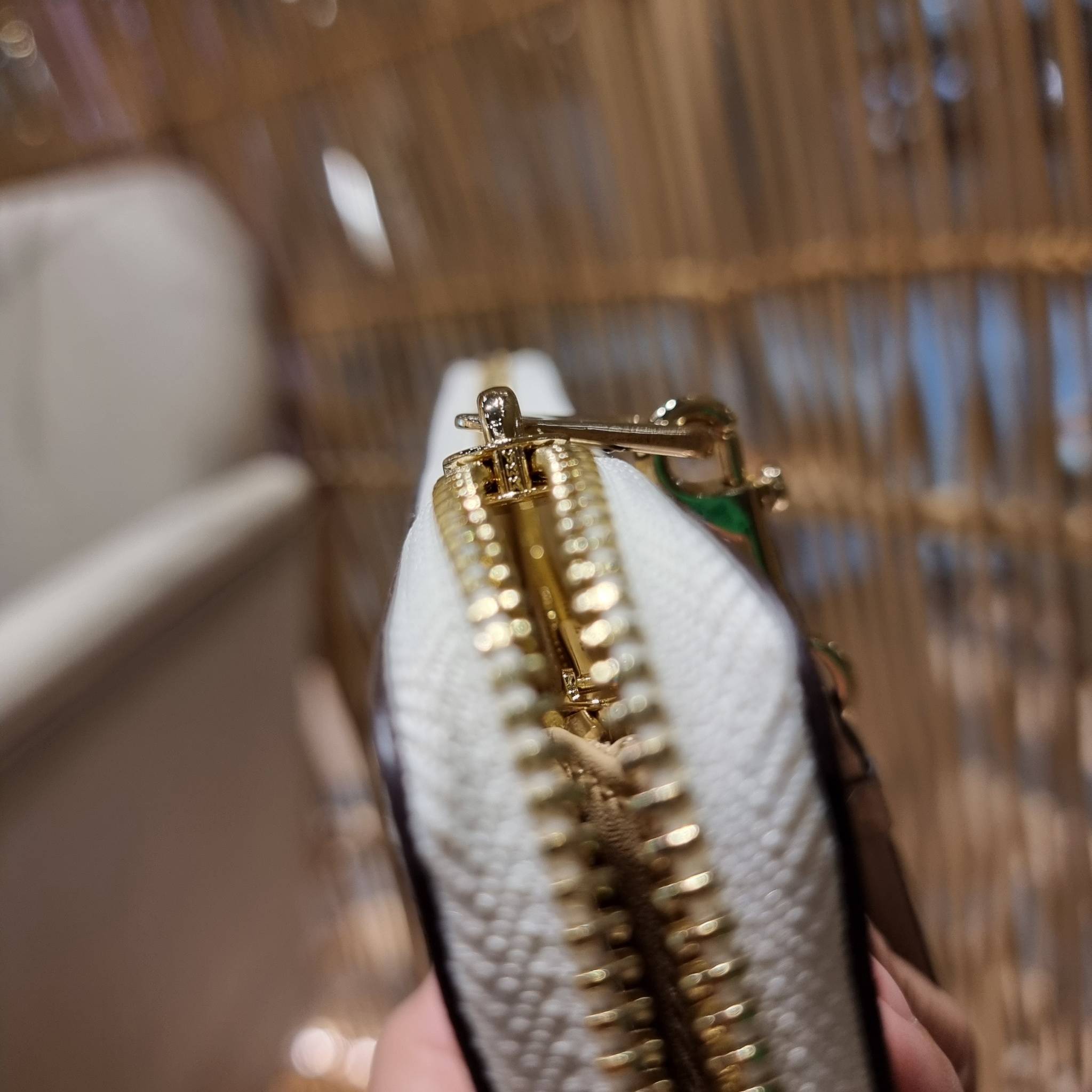 COACH C7410 LONG ZIP AROUND WALLET WITH ORNAMENT PRINT ความสวยต้องส่งต่อ!! คอลเลคชั่นใหม่ 2IN1 คุ้มค่าแบบที่สุด กระเป๋าสตางค์กึ่งคล้องมือ ดีไซน์ลวดลายสดใส น่ารักน่าใช้ คลาสสิคใช้ง่าย ไม่มีเบื่อ วัสดุหนังแคนวาสเคลือบลาย มาพร้อมสายคล้องมือ ถอดออกได้ ภายในใส