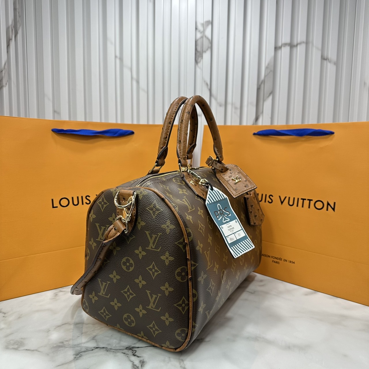 LV speedy soft 30 crafty bag กระเป๋าทรงหมอน รุ่นท็อปฮิต กับดีไซน์ใหม่ต้อนรับฤดูกาลท่องเที่ยว โดดเด่นด้วยการตกแต่งลายพิมพ์ซิกเนเจอร์ และป้ายแท็กหนังสุดเก๋