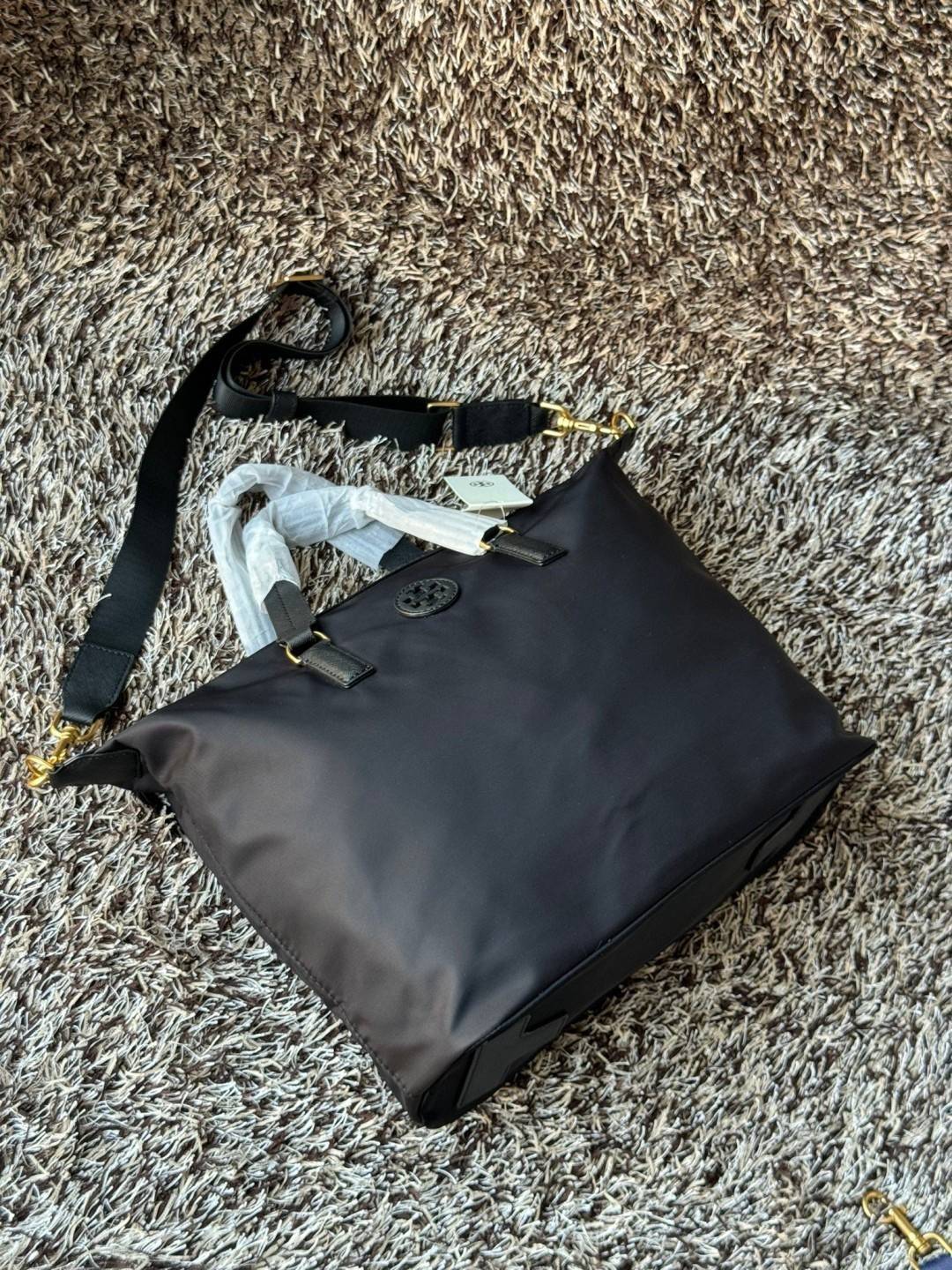 Tory Burch Tilda Slouchy Nylon Bag / Tory Tote Bag กระเป๋าสะพายดีไซน์เรียบง่าย น้ำหนักเบา จุของได้เยอะ เกรดออริ สลับแท้ 1:1 ใช้งานต่างประเทศได้