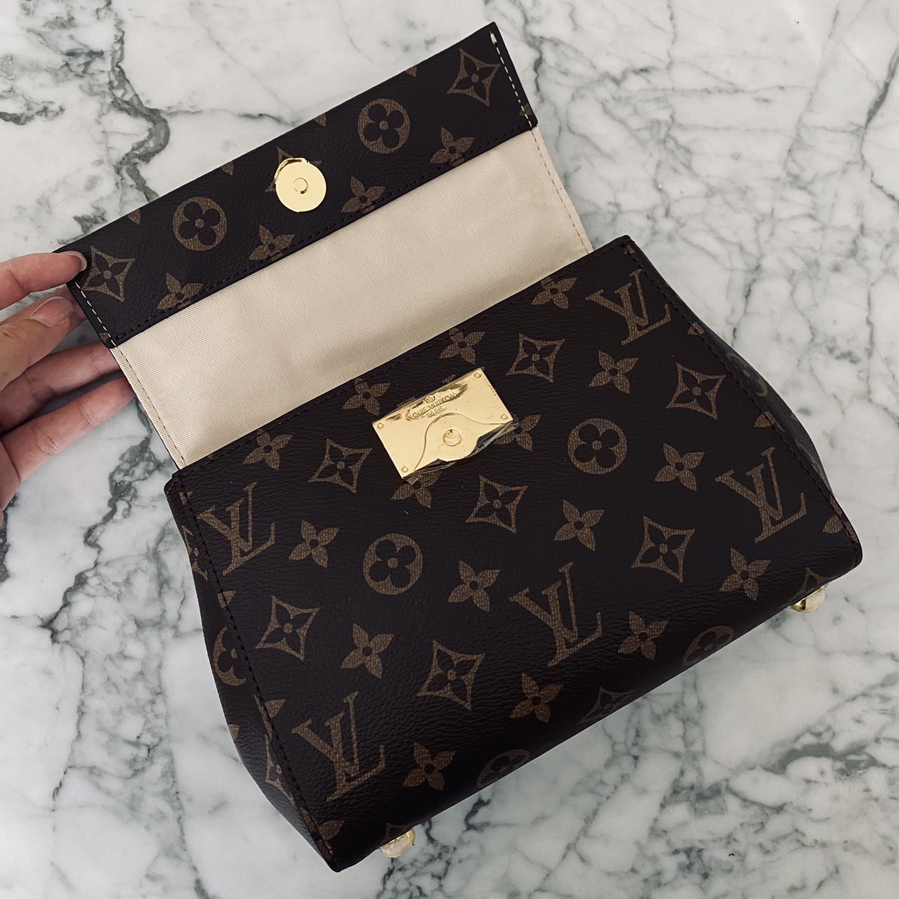 LV Cluny Mini Monogram Canvas Bag 20cm กระเป๋าถือใบเล็กแสนน่ารัก ลายโมโนแกรมแคนวาสสุดไอคอนิก พร้อมสายสะพายผ้าทรงสปอร์ต คอลขายดีตลอดกาล หูจับในตัว น้ำหนักเบา เป็นไอเท็มที่แมทช์ได้กับทุกสไตล์การแต่งตัว ราคาสุดคุ้ม