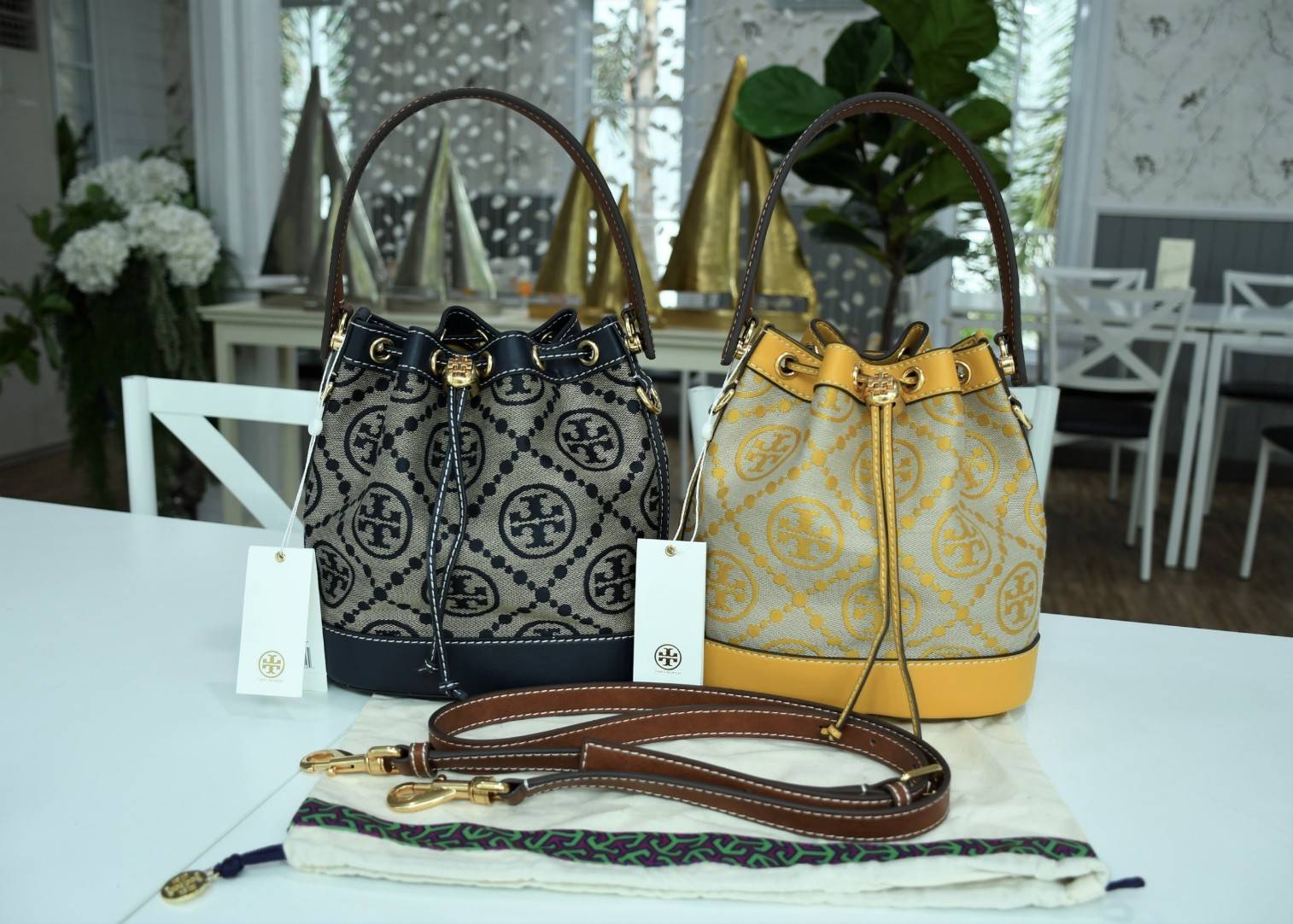 ของแท้ 💯% TORY BURCH Monogram Jacquard Bucket Bag กระเป๋าถือหรือสะพายไหล่ วัสดุผ้า Canvas โลโก้ Jacquard ทรงถัง ตั้งอยู่ทรง กระเป๋าปักลายแบรนด์ สวยหรู สายยาว Crossbody ได้ เปิด-ปิด โดยเชือกรูด เปิด-ปิดพร้อมสลับที่ประดับโลโก้ สวยหรู คุณนาย สุดๆ ไปเ