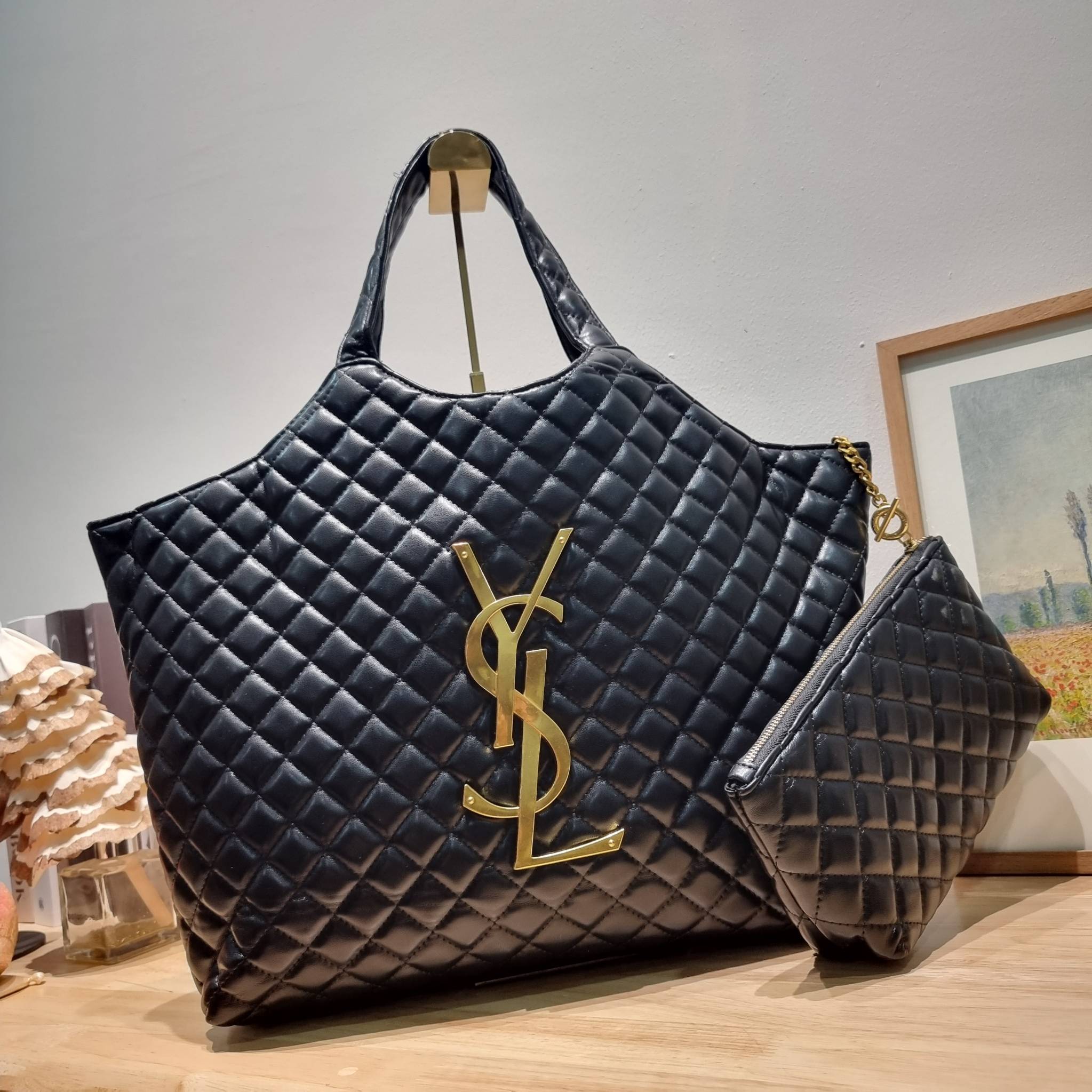 YSL tote bag / YSL ICARE MAXI SHOPPING BAG พร้อมส่ง 3 สี กระเป๋าใบใหญ่ทรงโท้ท ที่เอาอยู่ทุกลุค จุของได้แบบไม่ต้องกังวล พิเศษแถมใบลูกให้อีกใบ คุ้มค่ามากๆบอกเลย