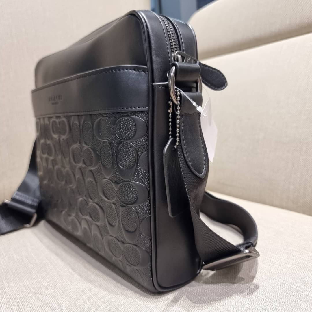 COACH F28455 CHARLES CAMERA BAG IN SIGNATURE LEATHER รุ่นสุดฮิตที่หนุ่มๆเค้ารู้กัน กับกระเป๋าสะพายข้างทรงแมสเซนเจอร์ ที่อัพเลเวลความหรูด้ายลายปั๊มซิกเนเจอร์นูน บนวัสดุหนัง crossgrain ตัดสลับด้วยหนังแท้ สัมผัสดีทั้งใบ มีช่องซิปให้ด้านหน้า และช่องย่อยด้านหล
