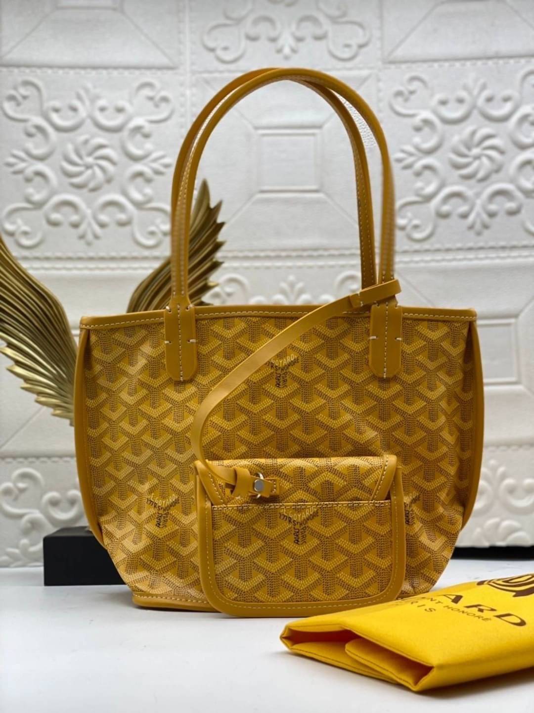 9 สี GOYARD ANJOU TOTE MINI / Goyard Mini Tote เกรดออริจินอลสลับแท้ ใช้งานต่างประเทศได้ ฮอตไอเท็ม กับกระเป๋าสะพายทรงโท้ท ไซส์มินิ กะทัดรัด มาครบสีขายดี เลิศทุกสี รูปทรงคลาสสิค ดีไซน์เป็นเอกลักษณ์ ใช้งานได้หลากหลาย