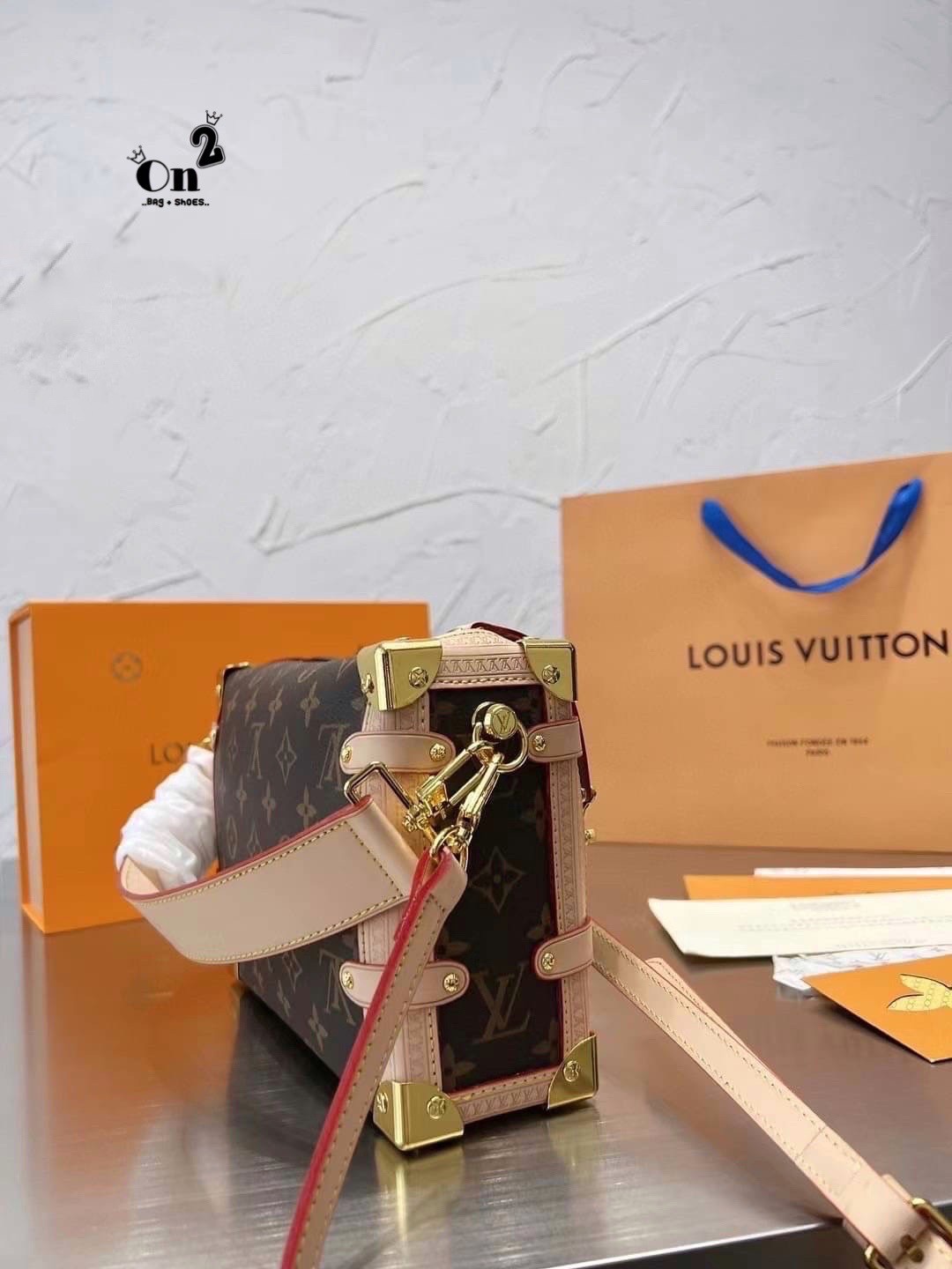 LV Side trunk pm / LV Soft Box Side Trunk Ladies Shoulder Messenger Bag กระเป๋าสะพายทรงกล่อง ที่สาวๆเรียกร้อง วัสดุหนังแคนวาส ดีไซน์ทุกอย่างได้ลงตัว หรูหรา อัพลุคได้ทุกสไตล์ ราคาสุดคุ้ม รุ่นนี้เป็น unisex ด้วยน้า ใช้ได้ทั้งหนุ่มๆและสาวๆไปเลย