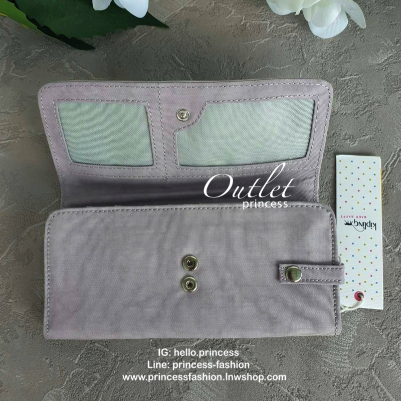 Kipling Brownie long tri-fold wallets กระเป๋าสตางค์ยาวแบบ3พับตอน วัสดุกันน้ำ เปิดปิดด้วยกระดุมแป๊ก มีช่องใส่ธนบัตรหลายช่อง ช่องเสียบการด์ได้ถึง13ช่อง และใส่รูปภาพได้อีก2ช่อง ช่องซิปใส่เหรียญ ที่จับหัวซิปปั้มแบรนด์ ใบนี้คุ้มมากๆคะ ขนาดกำลังดี พกพาสะดวก ช่อ