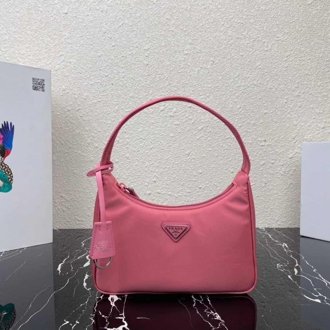 PRADA Nylon Mini Bag รุ่นใหม่แนะนำ!! พร้อมส่งครบ4สี รุ่นขายดีในตำนานค่ะ PRADA NYLON HANDBAGS ขนาดกะทัดรัด **อะไหล่เงิน วัสดุทำจากผ้าNylon อย่างหนา อยู่ทรง กันน้ำได้ หายห่วงคะ ด้านหน้ามีโลโก้แบรนด์ เปิดปิดด้วยซิป มาพร้อมสายผ้า ไม่สามา