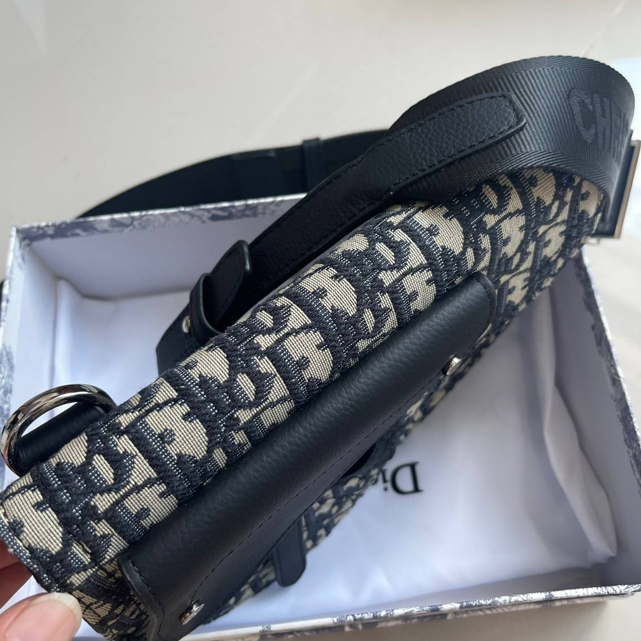 หนังแท้ CHRISTIAN DIOR SADDLE POUCH Beige and Black Dior Oblique Jacquard พร้อมส่งที่ไทย จุของได้เยอะมาก ภายในโล่งกว้าง วัสดุหนังแท้และผ้าแจ็คการ์ดอย่างดีทั้งใบ เกรดเทพออริจินอลหนังแท้ทั้งใบ ภาพสินค้าถ่ายจากงานขายจริง ใช้งานต่างประเทศได้