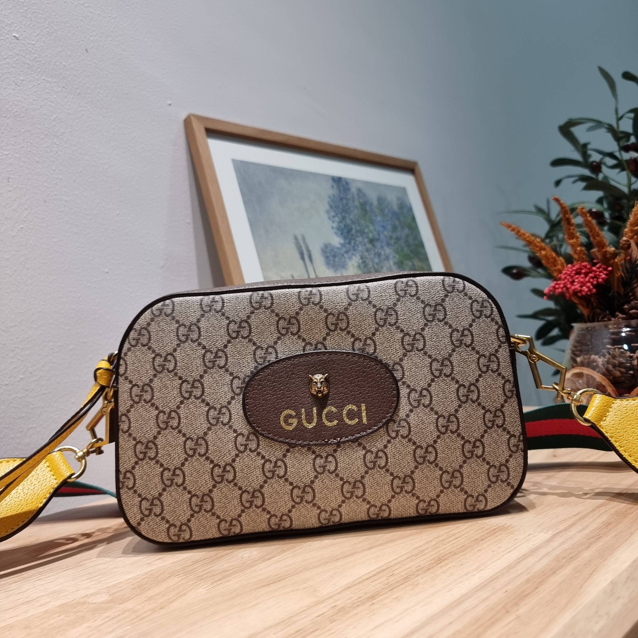 Set 3 ชิ้น Gucci Neo Vintage GG Supreme Messenger Bag box set ชวนสะสม ใครมองหาของขวัญอยู่ เซ็ทนี้จัดว่าเลิศมาก! กับการจับเอารุ่นยอดฮิต มามิกซ์รวมกับไอเท็มสุดคุ้มของมันต้องมี!! จัดเรียงให้อยู่ในกล่อง box set ลิมิเต็ด ที่มีทั้งแว่นตา gentle monster แบรนด์สุ