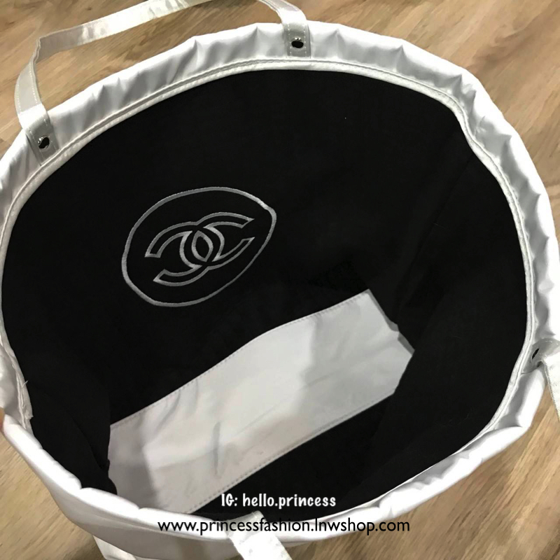 Chanel Large Tote Bag ViP Gift With Purchase (GWP) New in! กระเป๋าสะพายทรง shopping bag ใบใหญ่ VIP. gift ของแท้! จาก Chanel Cosmetic Counter วัสดุ Cotton & Nylon & Polyester เนื้อนิ่มลายตาราง ด้านหน้าปักโลโก้แบรนด์ เปิดปิดด้วยแถบแม่เหล็ก ซ่อนที่ปากกระเป๋า