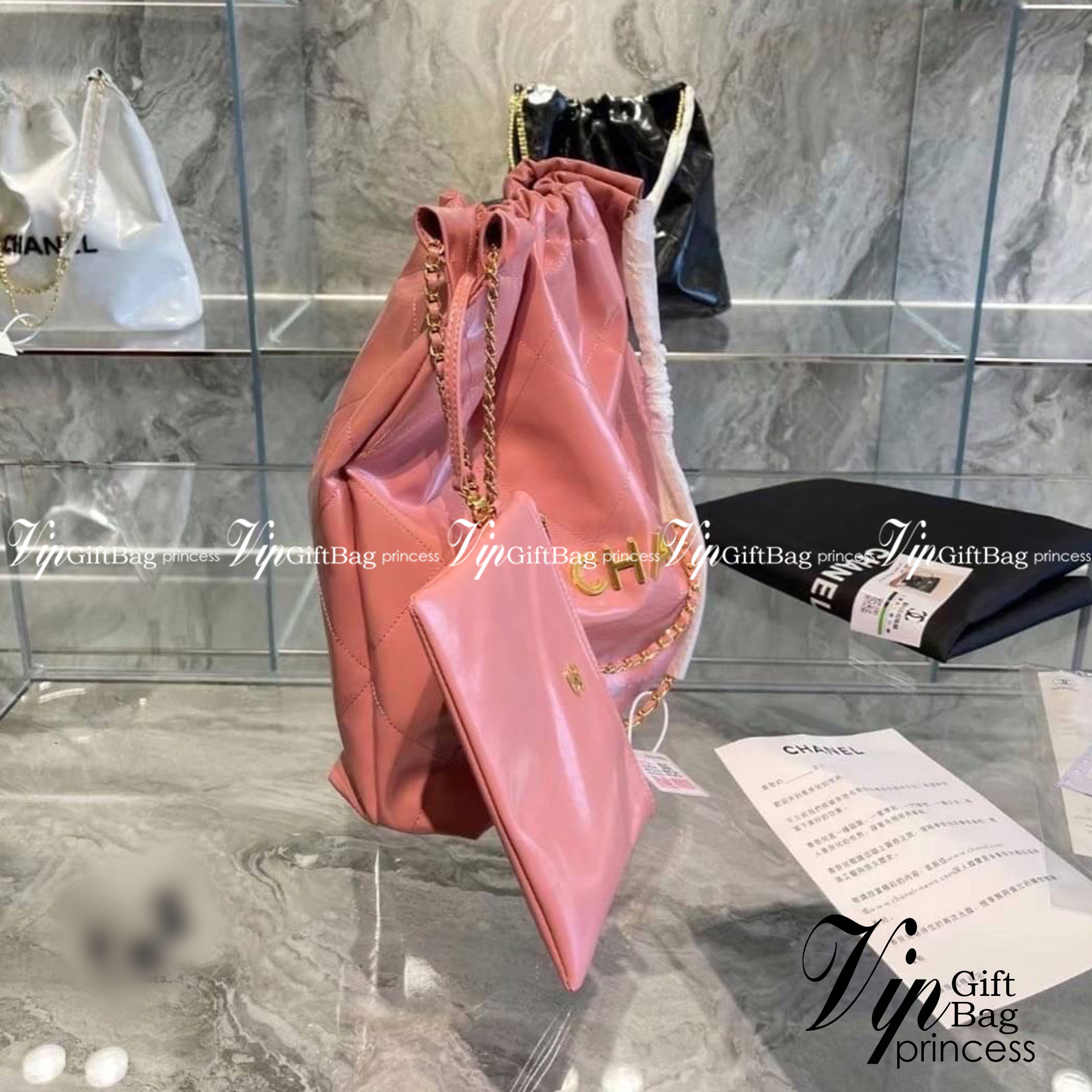 Chanel ss22 Logo CC shopping tote / Chanel 22 handbag มาแรงที่สุดในตอนนี้ก็คือรุ่นนี้เลย ใช้งานง่ายรุ่นนี้สามารถใช้ได้ทั้งผู้หญิงและผู้ชายน้า เกินต้านที่สุดกับไอเท็มนี้ ที่สาวๆหรือใครๆก็ต้องมีแล้ว!! แค่เห็นก็หลงรัก กระเป๋าทรงสวย