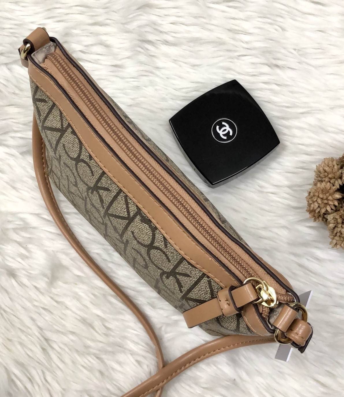 CALVIN KIEIN MINI CROSSBODY BAG สินค้าเข้าใหม่น่าใช้ค่ะ กระเป๋าสะพาย วัสดุหนังลายแบรนด์ทั้งใบ ด้านหน้าติดโลโก้แบรนด์อะไหล่ทอง เปิดปิดกระเป๋าแบบซิป ภายในโล่ง ใส่ของจุ สามารถใส่ธนบัตร สมุดแบงค์ มือถือรุ่นต่างๆ เครื่องสำอางค์ กระเป๋าสตางค์ใบสั้น บอกเลยจุค่ะ 