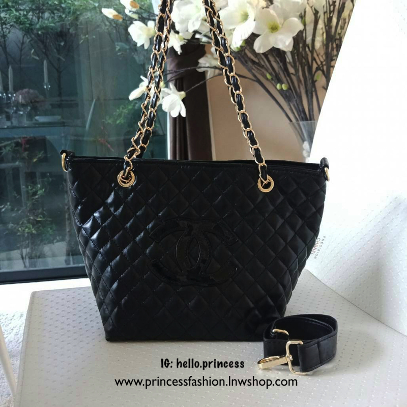 Must Have! Chanel Tote & Shopping Bag กระเป๋าสะพายทรง Shopping Bag พรีเมี่ยมกิ้ฟ Limited Edition ของแท้ 100% นำเข้าจาก Chanel Perfume Counter ใบใหญ่วัสดุหนัง PU ประดับโลโก้ CC สุดคลาสสิค ซับใน Polyester 100% เปิดปิดด้วยกระดุมแม่เหล็ก จุสุดๆ สามารถใส่เอกสา