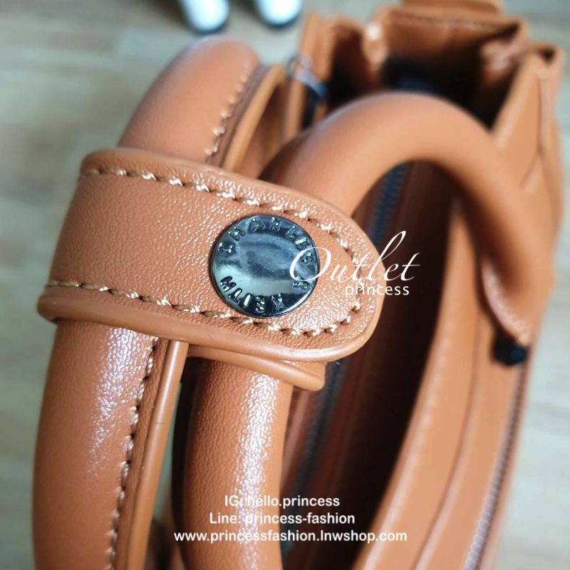 CHARLES & KEITH กระเป๋าถือ/สะพายข้าง ขนาดกลาง ด้านหน้าปั๊มโลโก้แบรนด์ ด้านหน้าเป็นหนังเรียบตัดกับด้านข้างเป็นหนังคาร์เวียร์ออกแบบมาให้เรียบหรู ด้านหลังมีซิป 1 ช่อง หูกระเป๋าสามารถพับลงได้ ส่วนด้านในกว้างมากค่ะ ออกแบบมาให้ใส่ของได้จุใจแบบไม่มีช่องแบ่ง มีช่