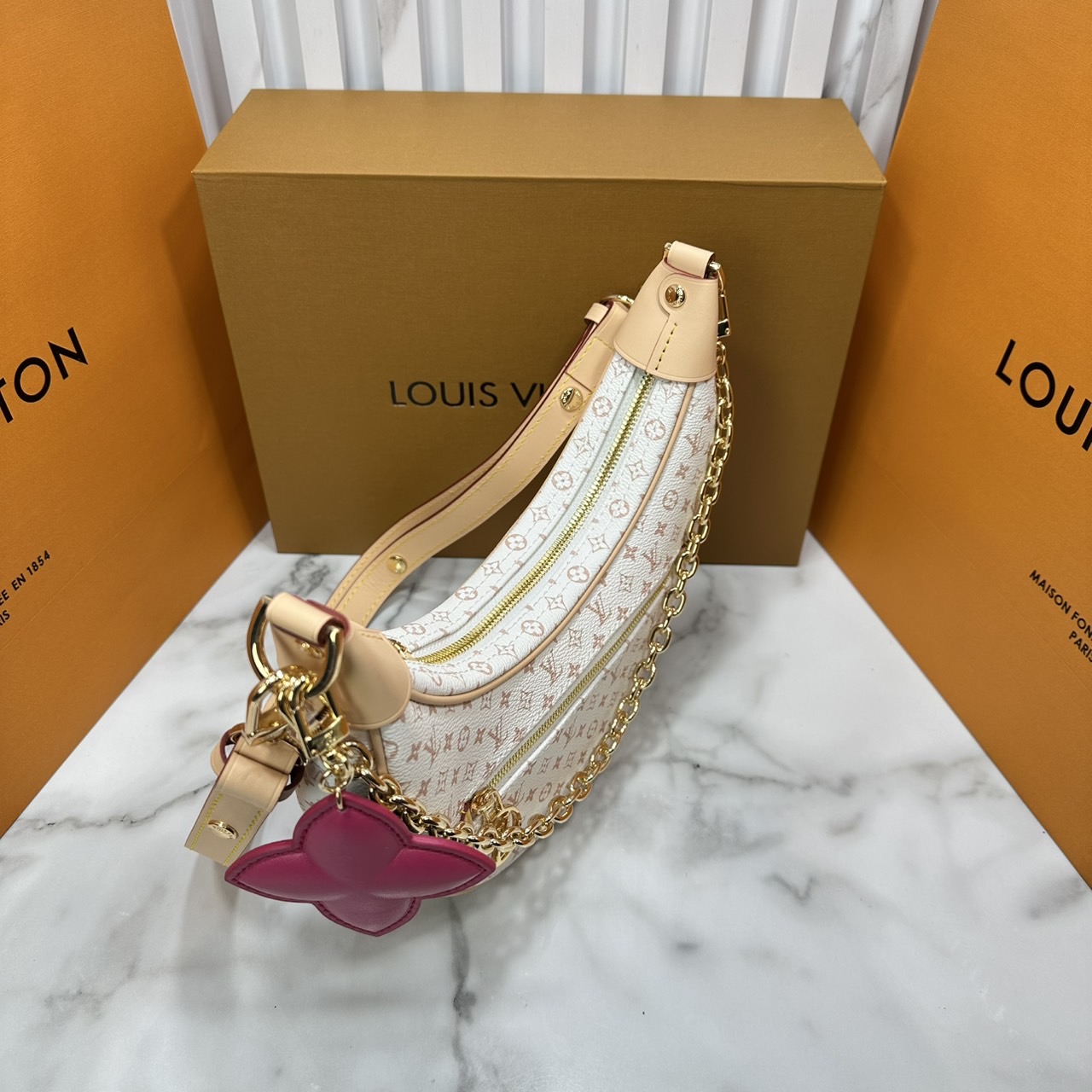 ORI หนังแท้ | LV Loop PM Bag กระเป๋าสะพาย ดีไซน์ทรงพระจันทร์ครึ่งเสี้ยวได้แรงบันดาลใจจากกระเป๋ารุ่น Croissant อันเป็นตำนานของเมซง รูปทรงกระเป๋ากะทัดรัดรับกับรูปร่างมาพร้อมสายโซ่