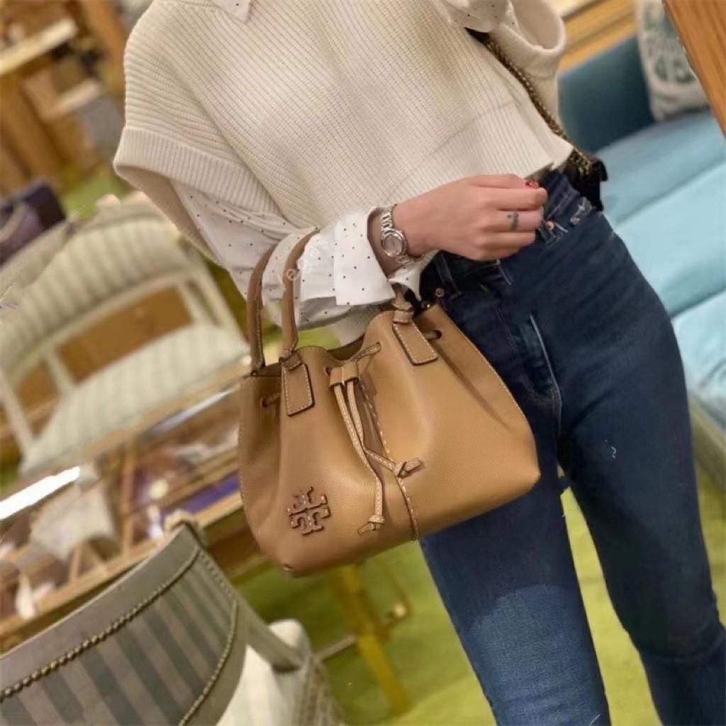 OUTLET 】TORY MCGRAW SMALL DRAWSTRING กระเป๋าถือหรือสะพายข้าง วัสดุหนังวัวแท้ อะไหล่ทอง เปิด-ปิดด้วยสายหนังรูด จะถือหรือสะพายข้างได้Crossbodyได้ น้ำหนักเบาจุของได้เยอะ ด้านหน้าประดับโลโก้แบรนด์ ด้านในมีช่องเล็กสำหรับใส่บัตรใส่ตังค์ได้ มีสายยาว ปรับสายได้ ถ