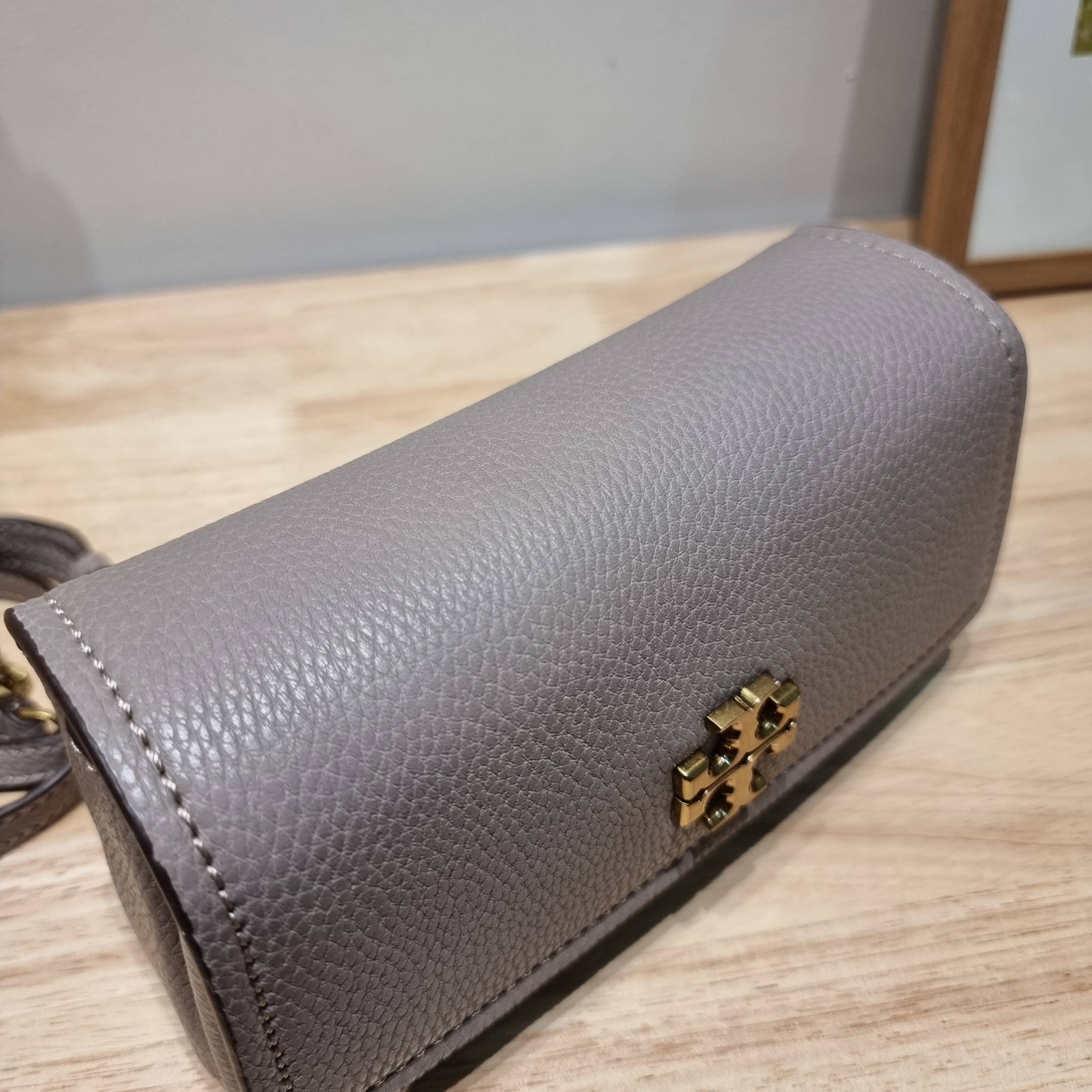 TORY BURCH LIMITED-EDITION MINI BAG รุ่นลิมิเต็ด ที่ sold out ไปแล้วหลายช็อป มีมาให้ช้อปที่นี่! กับกระเป๋าสะพายข้างทรงผู้ดี ไซส์มินิ ที่ผลิตมาในจำนวนจำกัด โดดเด่นด้วยอะไหล่ทองคลาสสิคหรูหรา และสายสะพายโซ่สลับหนัง ทำให้สะพายได้โดยไม่เจ็บไหล่